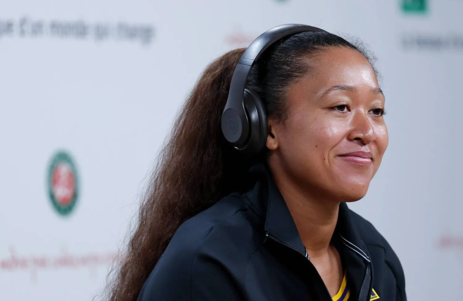 ناومي أوساكا نجمة التنس اليابانية خلال حديثها في المؤتمر الصحافي (رويترز)