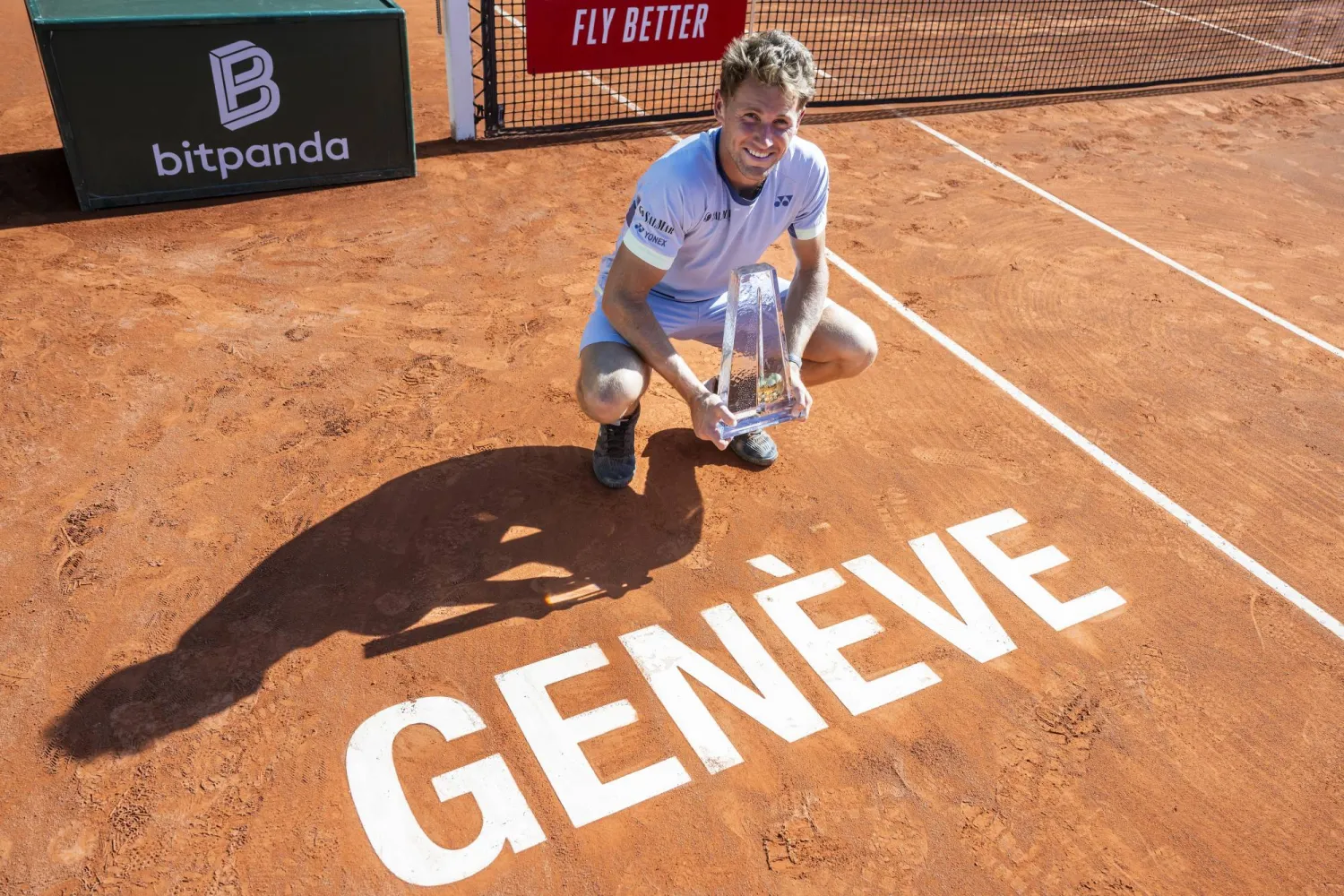 كاسبر رود متوجاً ببطولة جنيف للتنس (إ.ب.أ)