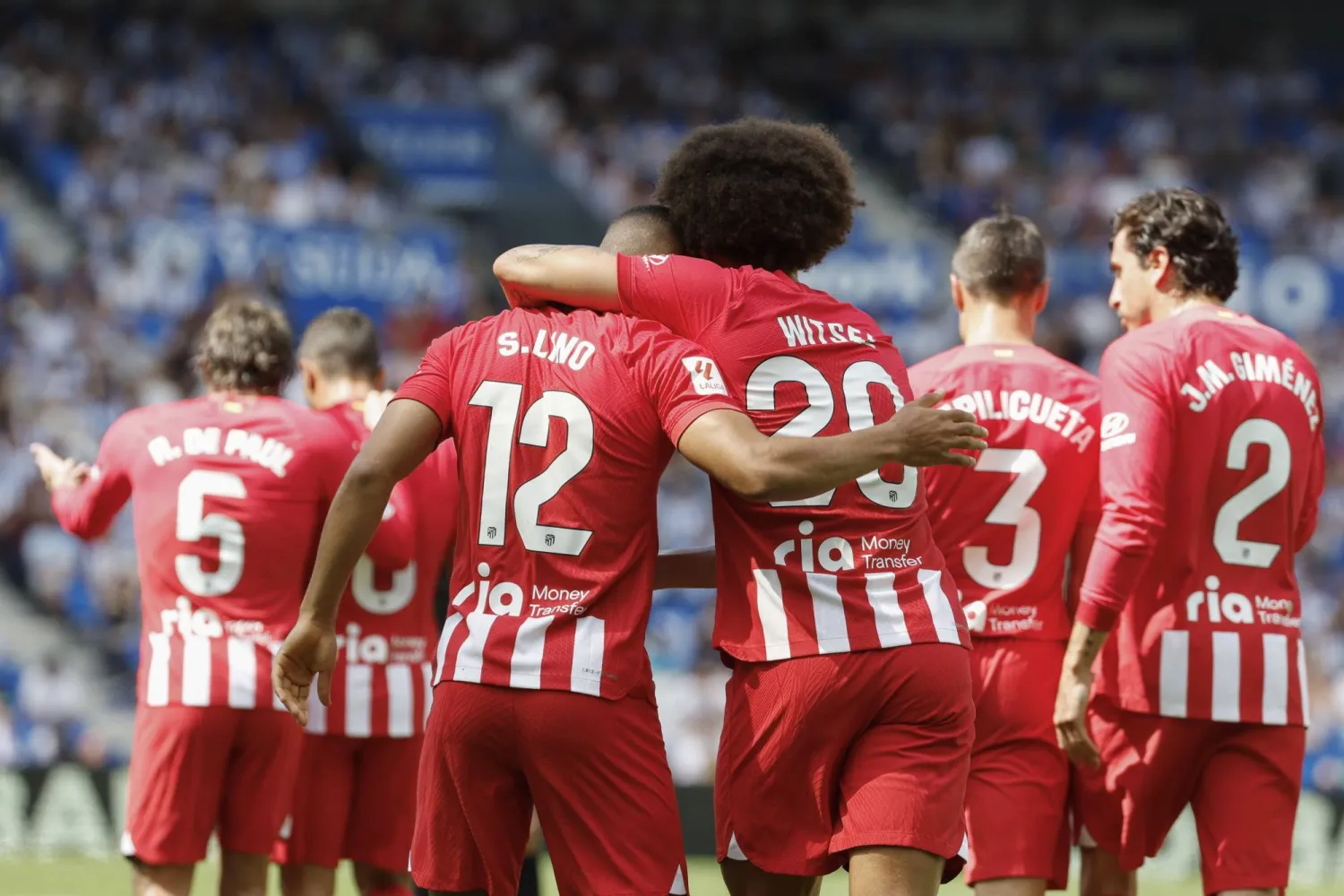 فرحة لاعبي أتلتيكو مدريد بهدفهم الأول في مرمى سوسيداد في ختام الدوري الإسباني لكرة القدم (إ.ب.أ)