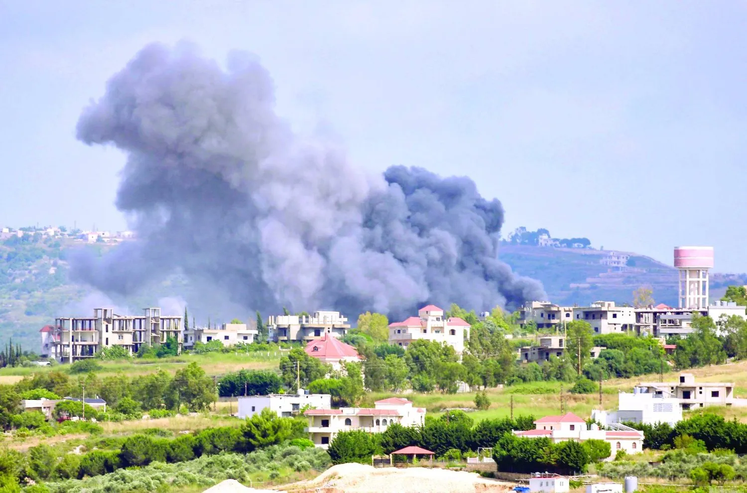 İsrail bombardımanının ardından Lübnan'ın güneyindeki Cibbin köyünden yoğun duman yükseliyor. (AFP)