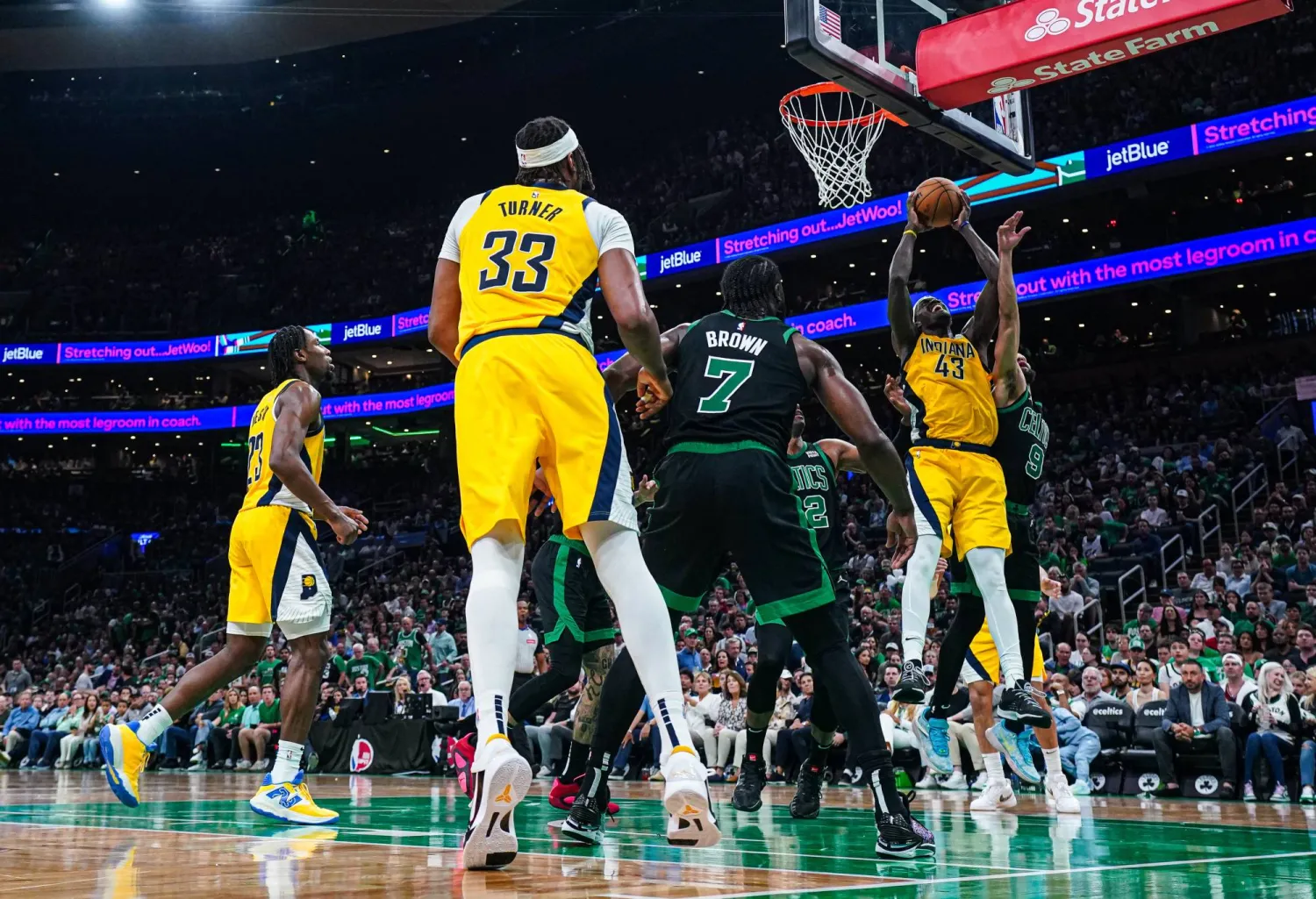 يعود الفضل في فوز سلتيكس إلى تألق نجمه جايسون تايتوم (رويترز)