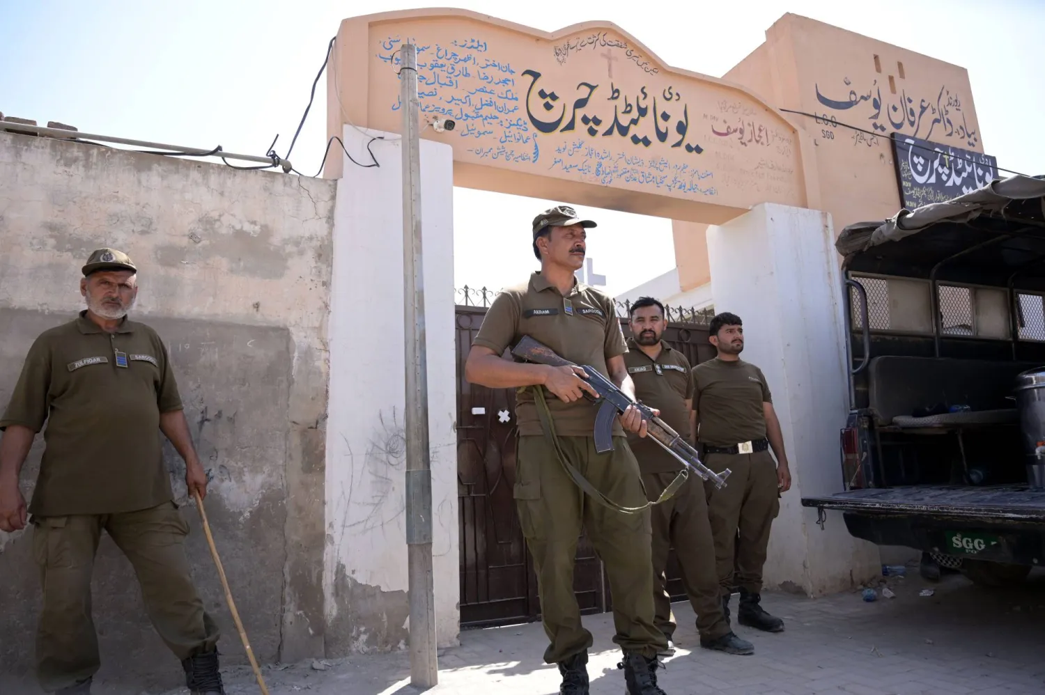 تقوم الشرطة بتأمين مكان الحادث بعد أن هاجم حشد من الناس رجلًا مسيحياً بسبب التجديف المزعوم في مقاطعة البنجاب السبت (أ.ب.أ)