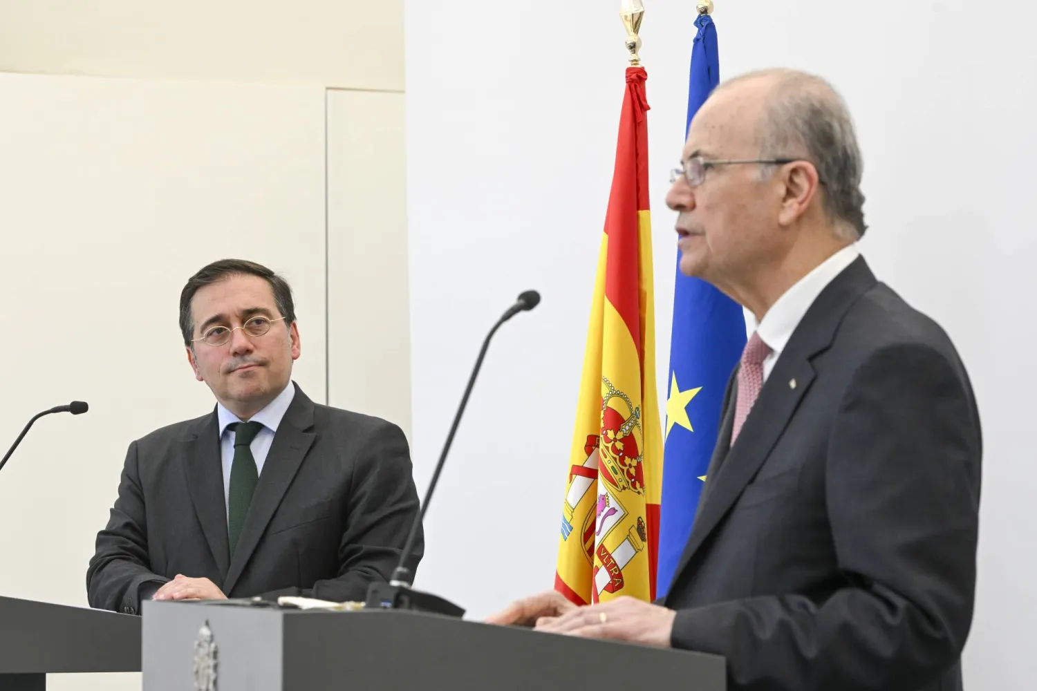 وزير الخارجية الإسباني خوسيه مانويل ألباريس مع رئيس الوزراء الفلسطيني محمد مصطفى (إ.ب.أ)