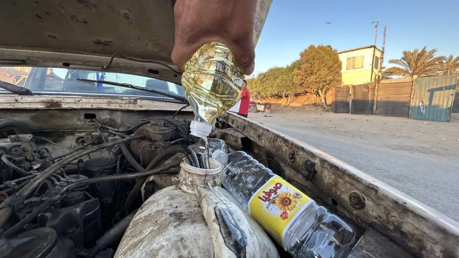 لا بديل الآن سوى استخدام زيت الطهي بعد ارتفاع أسعار البنزين والسولار في غزة (أ.و.ب)