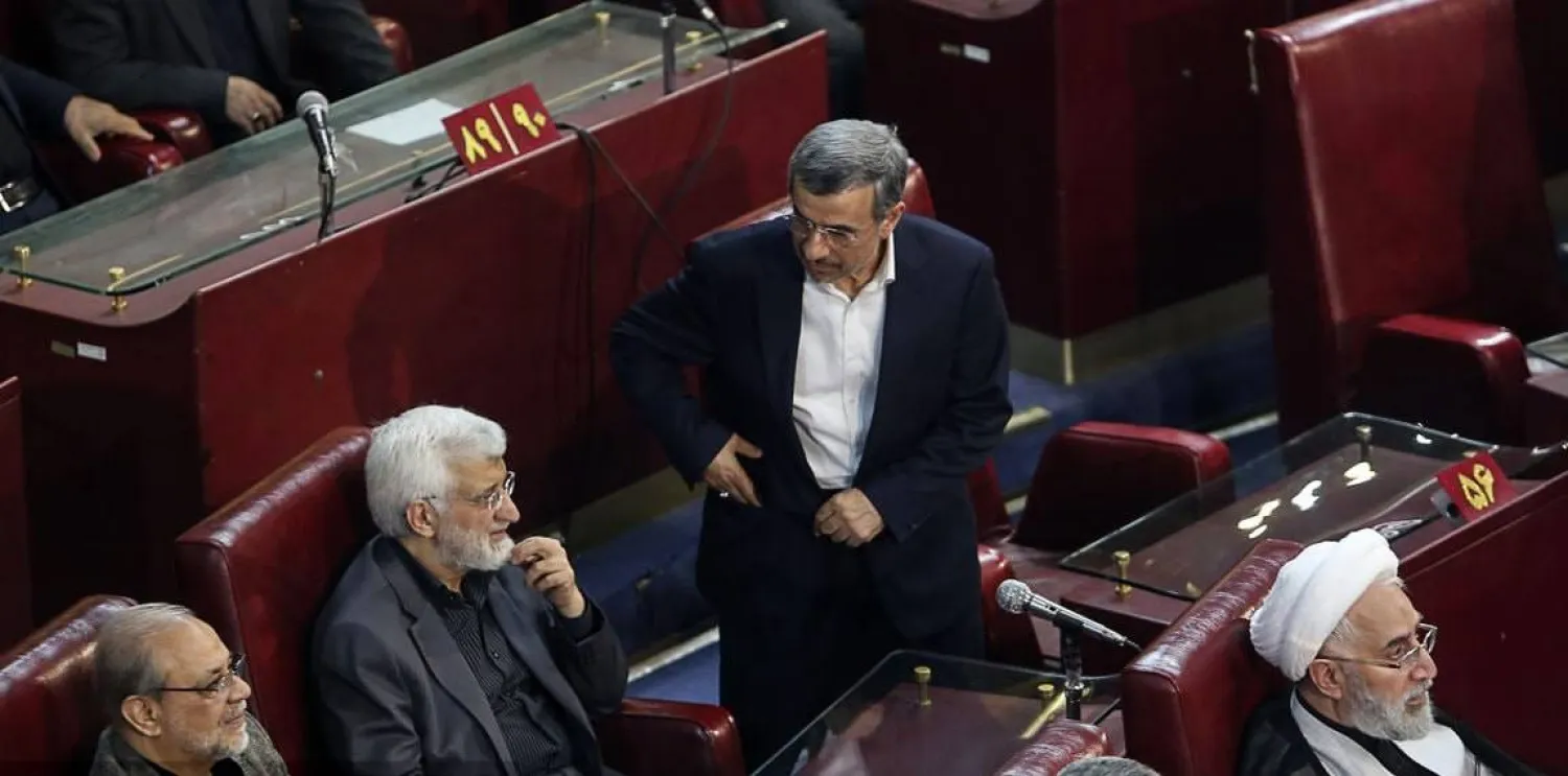 أحمدي نجاد يتحدث إلى جليلي على هامش مراسم افتتاح مجلس خبراء القيادة في طهران الاثنين الماضي (إيلنا)