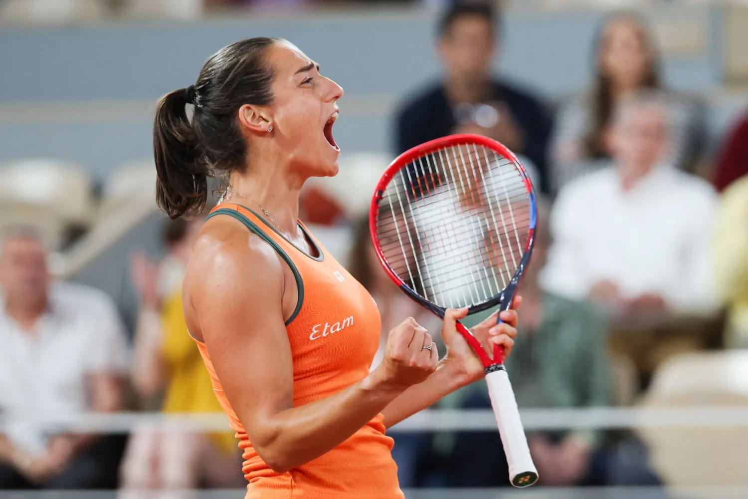 فرحة الفرنسية كارولين غارسيا عقب فوزها على الألمانية إيفا ليس ضمن من منافسات رولان غاروس (أ.ف.ب)