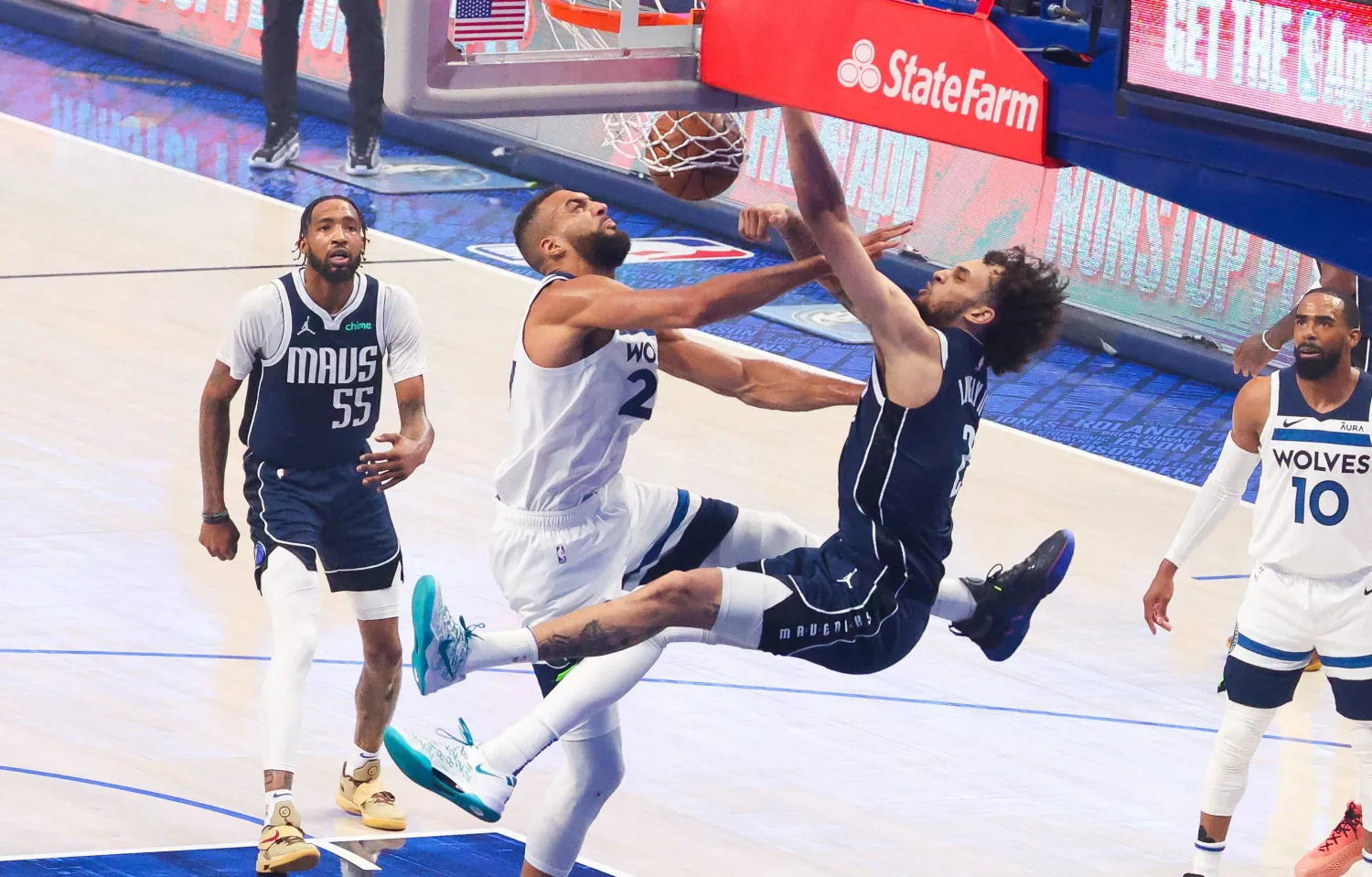 ليفلي لاعب دالاس مافريكس يتخطى غوبرت لاعب وسط مينيسوتا تمبروولفز (رويترز)