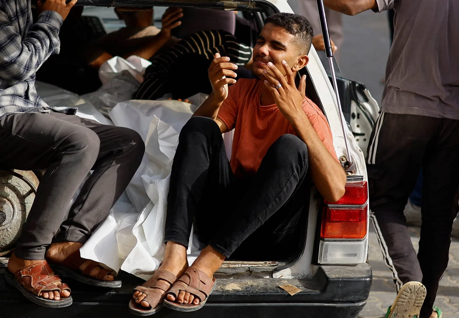 فجع النازحون بمخيم السلام في منطقة مواصي رفح التي يصنفها الجيش الإسرائيلي «آمنة» بضربات جوية استهدفت خيامهم ليل الأحد لتشعل النار فيها وفي أجساد الضحايا الذين سقطوا بالعشرات (رويترز)