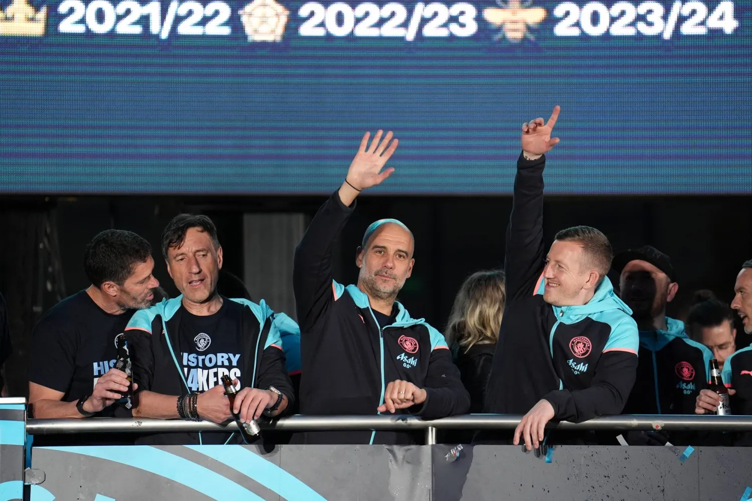 غوارديولا خلال احتفالات السيتي بالفوز بالدوري (د.ب.أ)