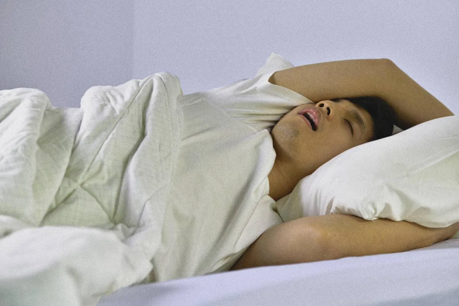 وجد باحثون أن الشخير يمكن أن يزيد من خطر إصابة الشخص بمشاكل في الشريان السباتي (إكس)