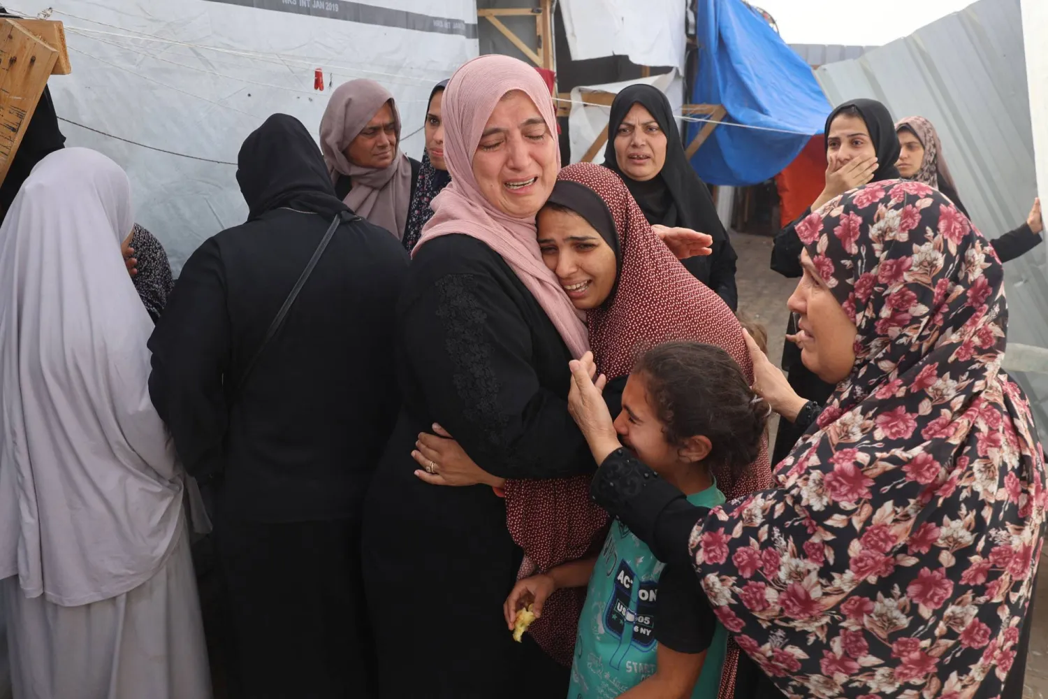 فلسطينيات يبكين ضحايا القصف الإسرائيلي على خيام للنازحين في رفح جنوب قطاع غزة (أ.ف.ب)