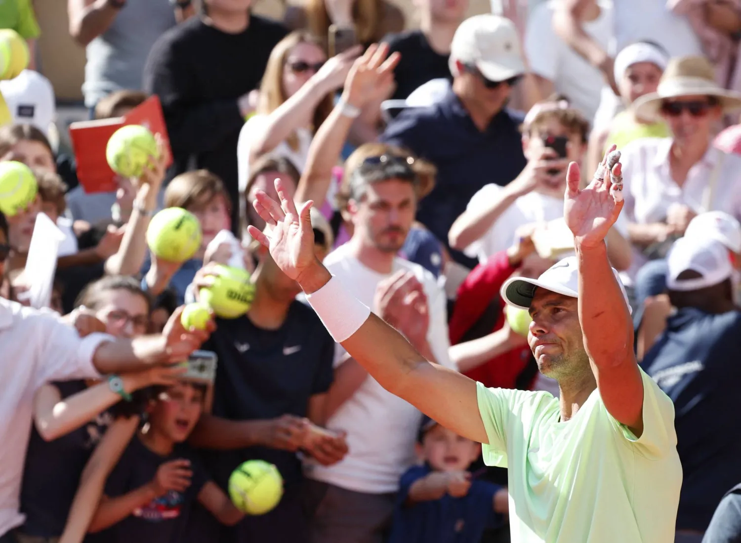 نادال يحيي مشجعيه في «رولان غاروس»... (رويترز)
