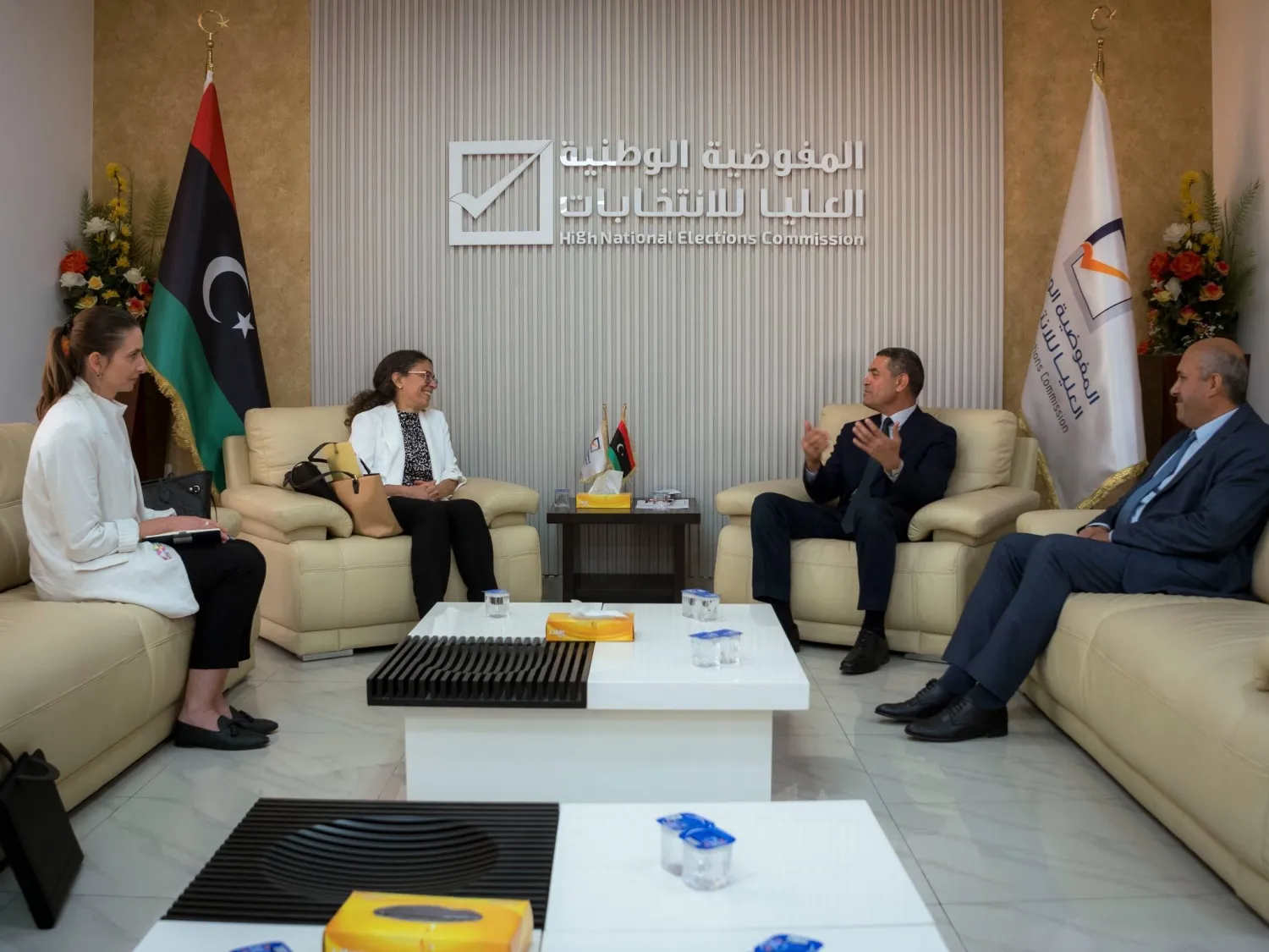 السايح رئيس المفوضية العليا للانتخابات الليبية مستقبلاً خوري (المفوضية)