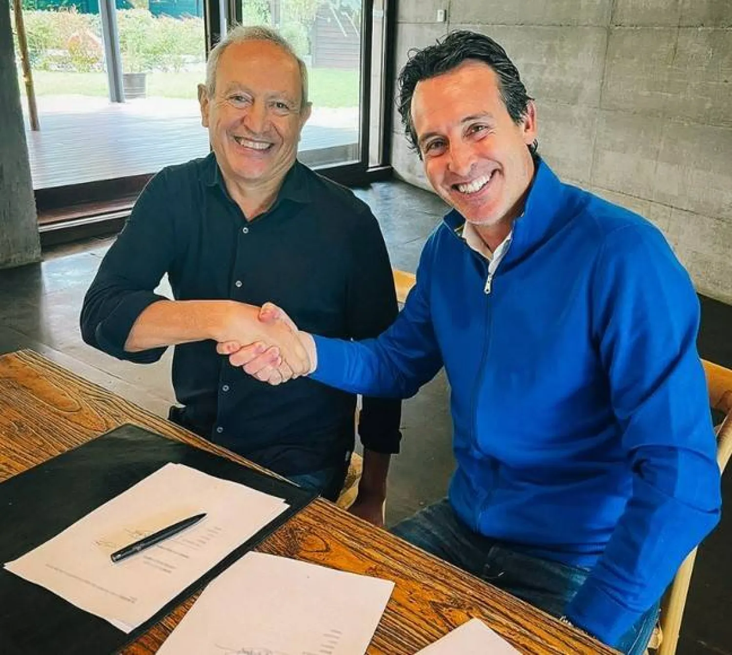 أوناي ايمري لحظة توقيعه عقد التمديد حتى 2029 (نادي أستون فيلا)