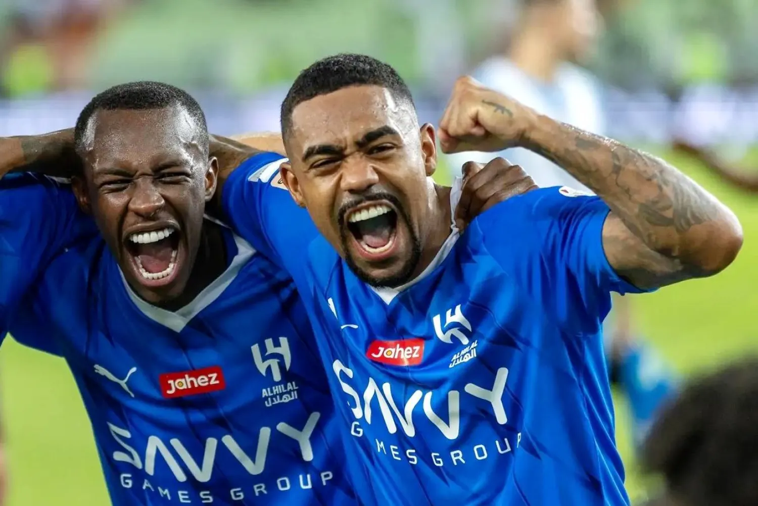 محترف الهلال مالكوم وإلى جانبه سعود عبد الحميد يحتفلان خلال فوزهما في إحدى المباريات (الشرق الأوسط)