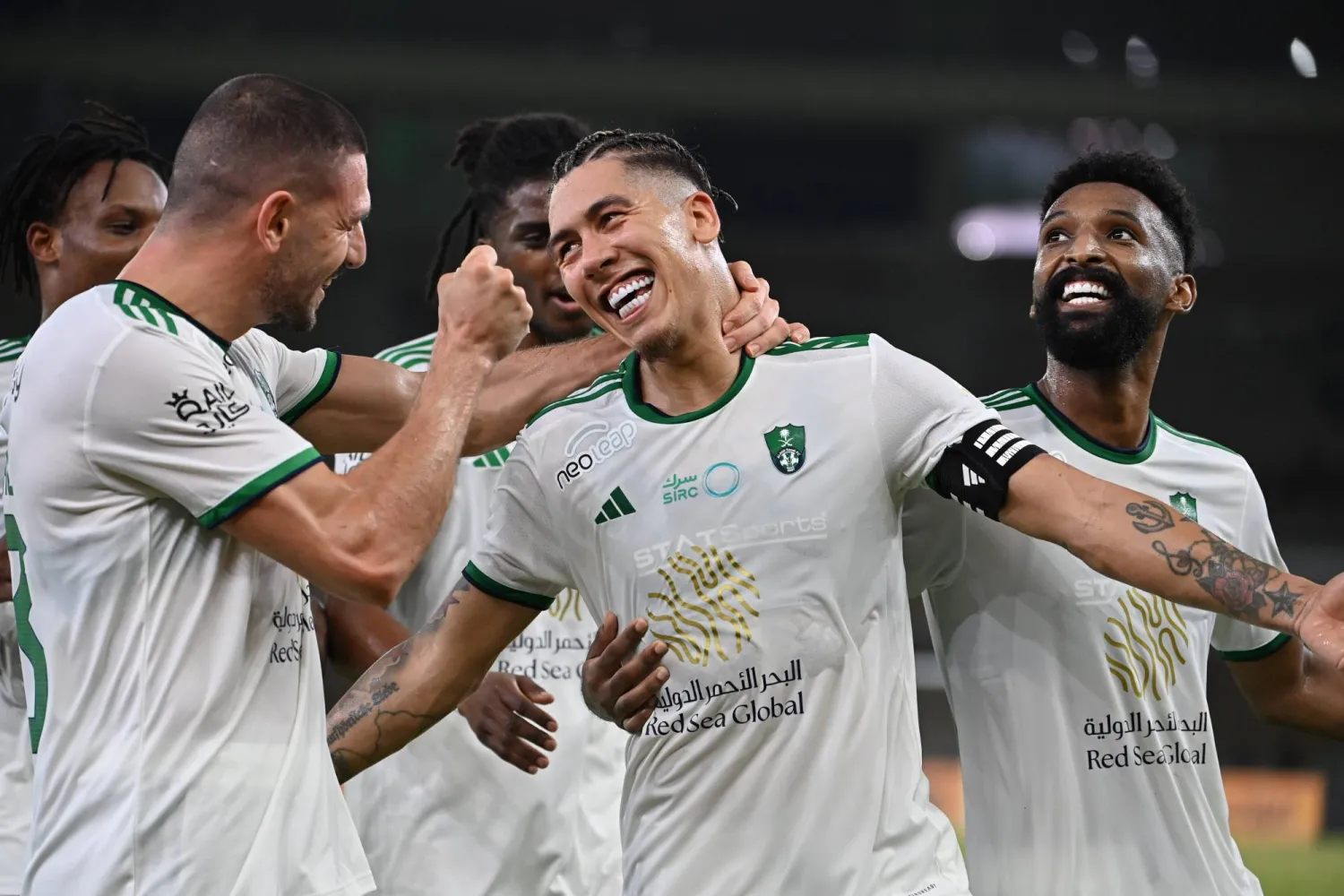 فرحة أهلاوية بعد الانتصار على الفيحاء (تصوير: علي خمج) 