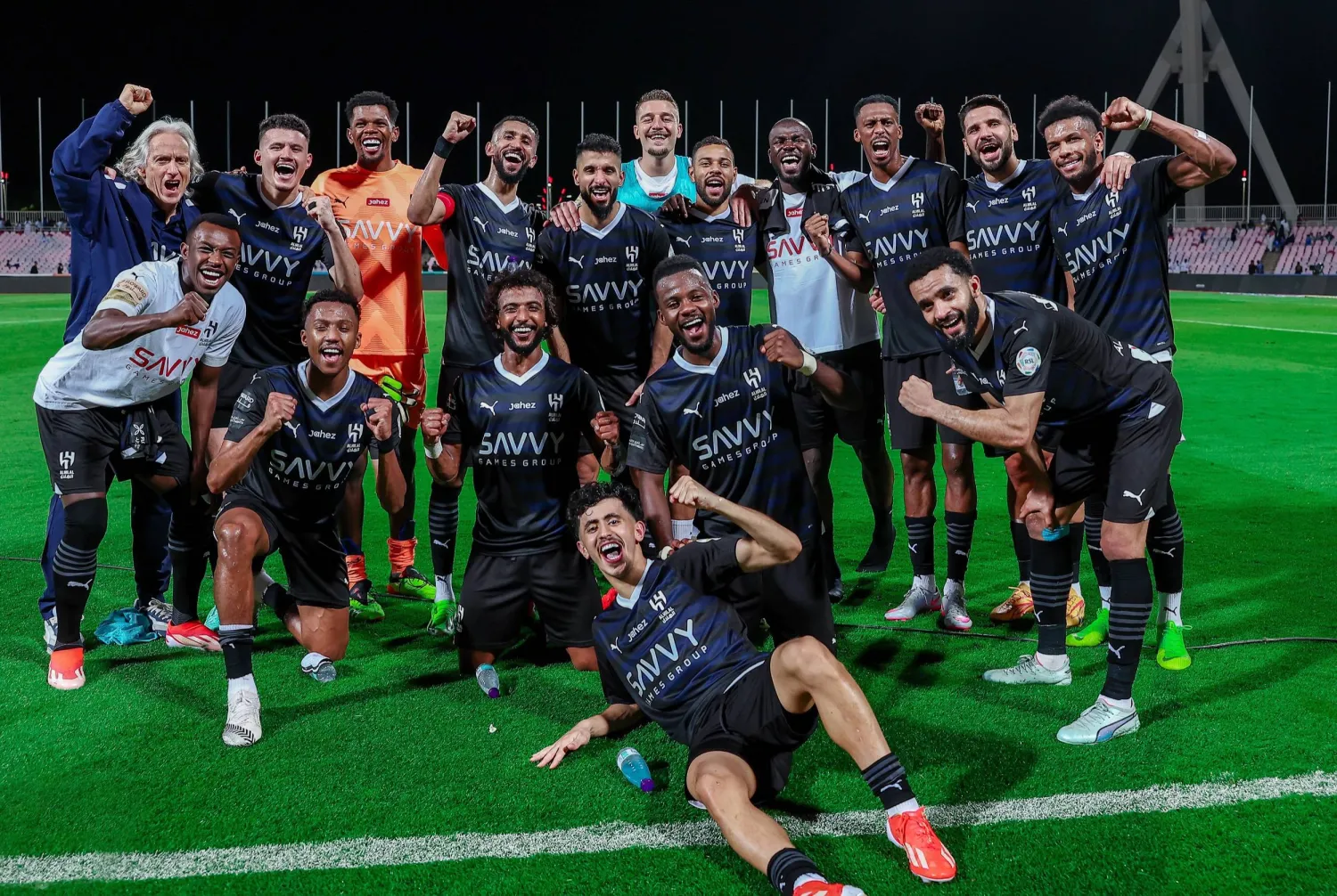 فرحة هلالية جماعية عقب الفوز على الوحدة وإنهاء الموسم دون هزيمة (الشرق الأوسط)