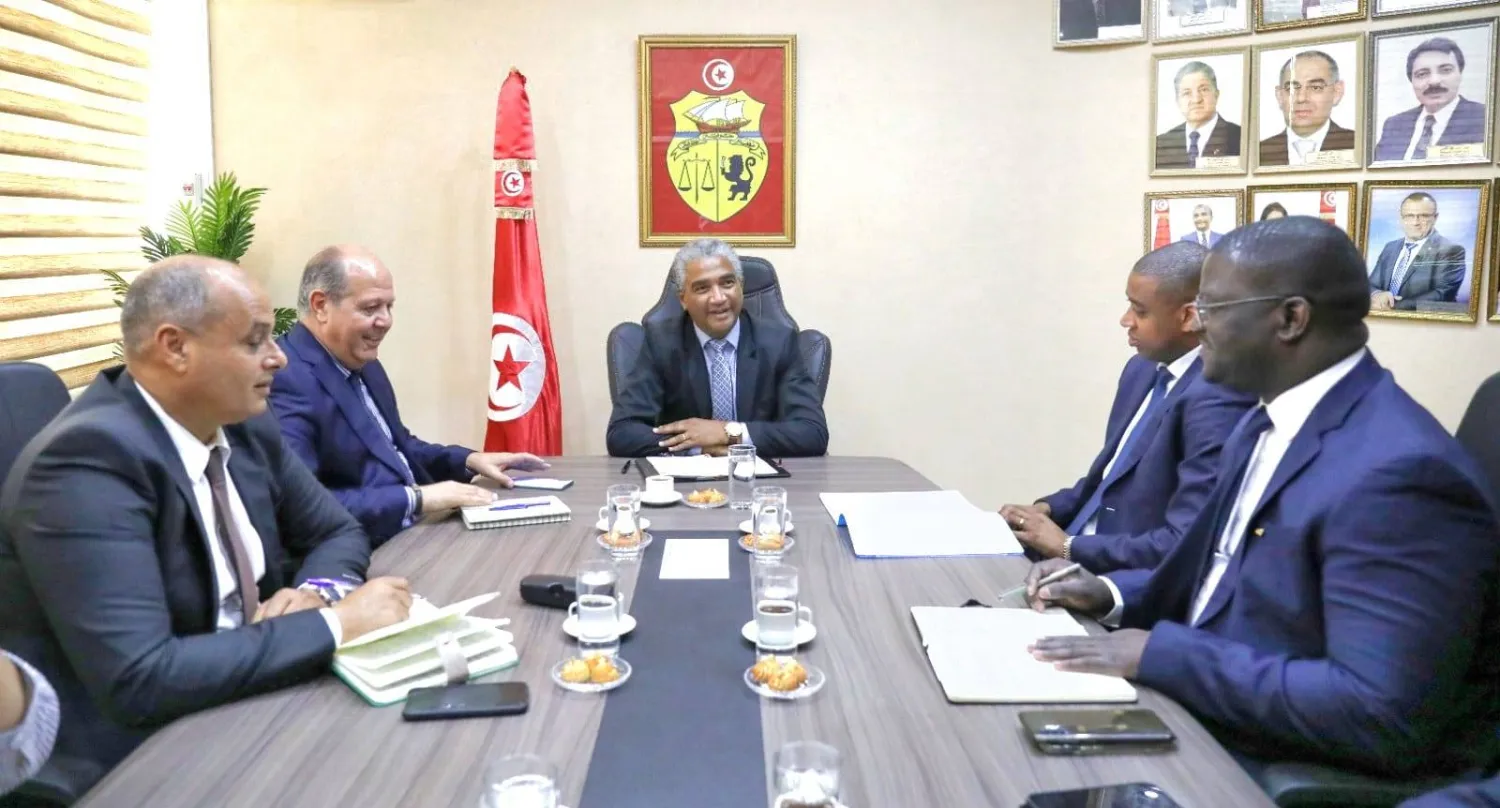جانب من اجتماع وزارة الرياضة التونسية مع وفد الفيفا والاتحاد الأفريقي لكرة القدم (الشرق الأوسط)
