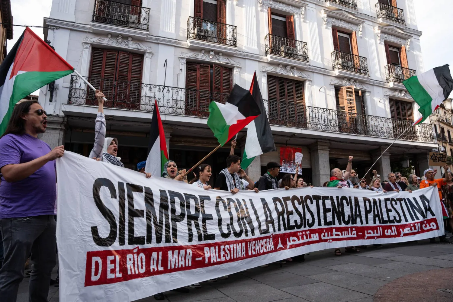 أشخاص مؤيدون لفلسطين أمام مبنى وزارة الخارجية الإسبانية (د.ب.أ)