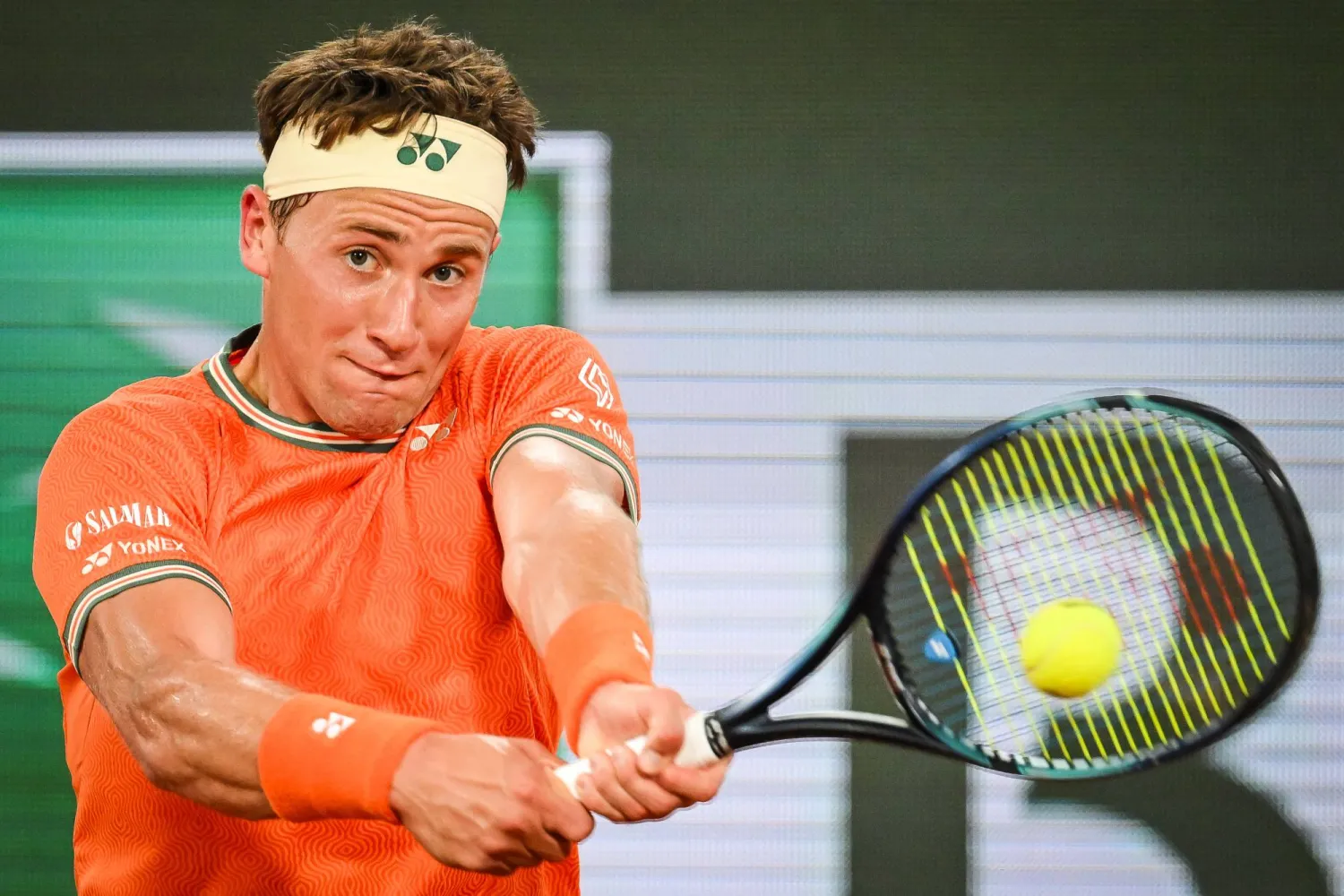 كاسبر رود خلال مواجهته أمام ألفيس ضمن منافسات بطولة فرنسا المفتوحة للتنس (د.ب.أ)