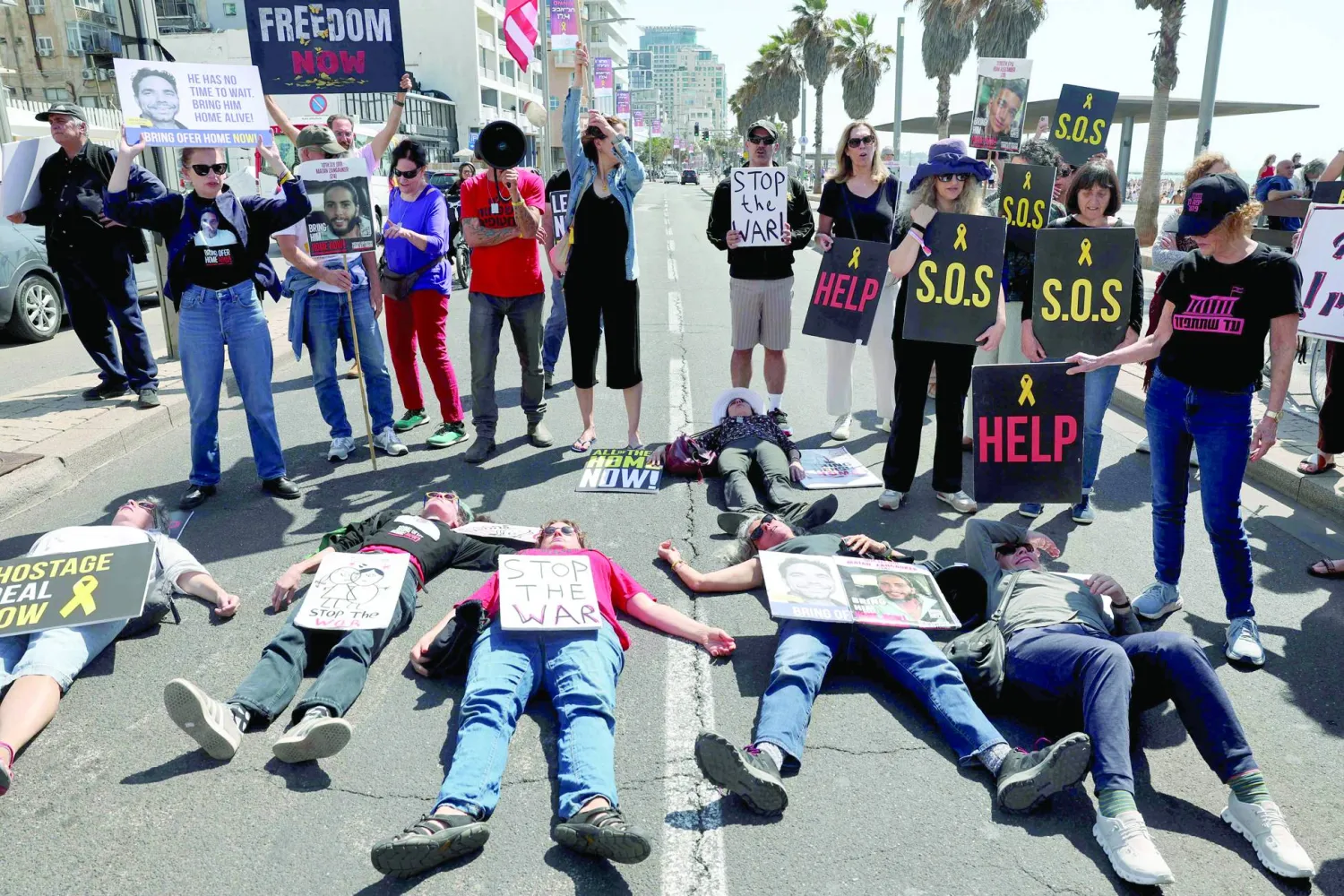 احتجاج يطالب بالإفراج عن محتجزين إسرائيليين بقطاع غزة أمام فرع السفارة الأميركية بتل أبيب أبريل الماضي (أ.ف.ب)