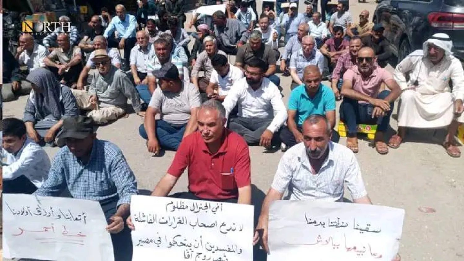 لافتات احتجاجية في الحسكة الاثنين لمزارعين رفضوا أسعار القمح التي حددتها الإدارة الذاتية (متداولة مواقع تواصل)