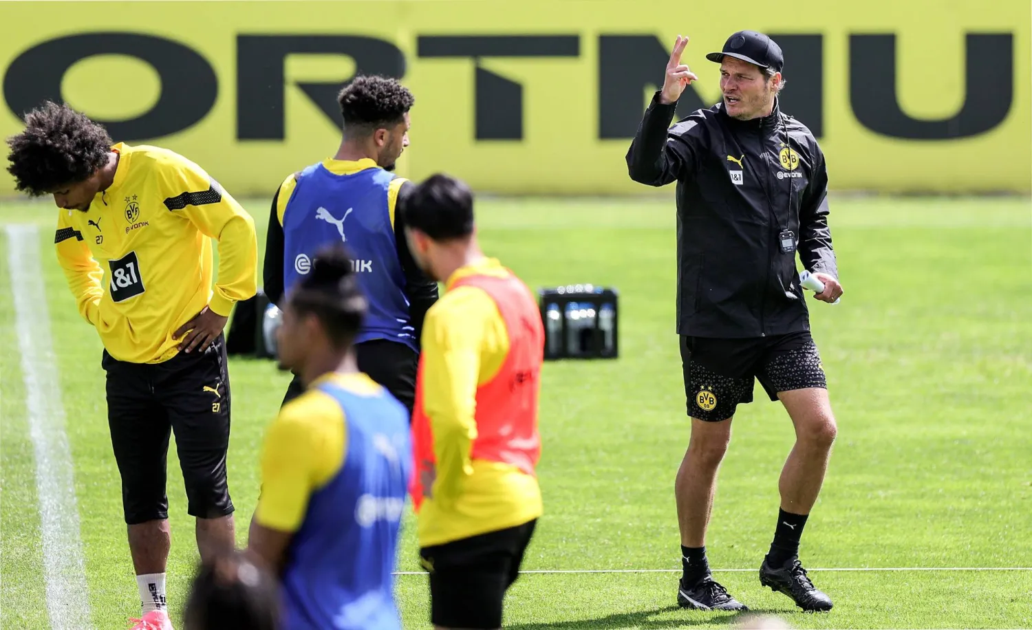 ترزيتش مدرب بروسيا دورتموند يوجه لاعبيه خلال تدريبات الفريق الأخيرة (إ.ب.أ)