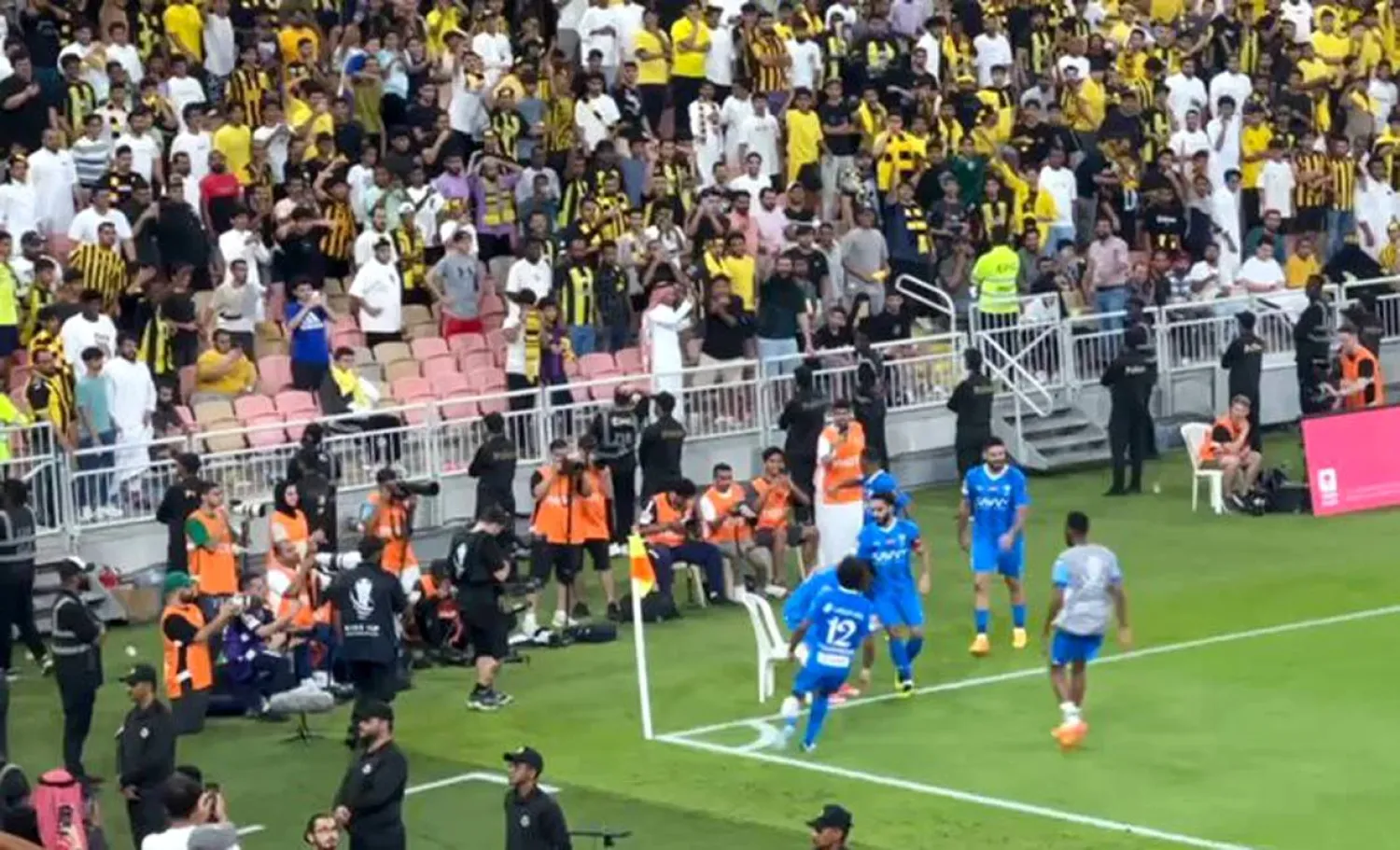 جماهير الاتحاد خلال تعديها برمي قوارير الماء على لاعبي الهلال (الشرق الأوسط)