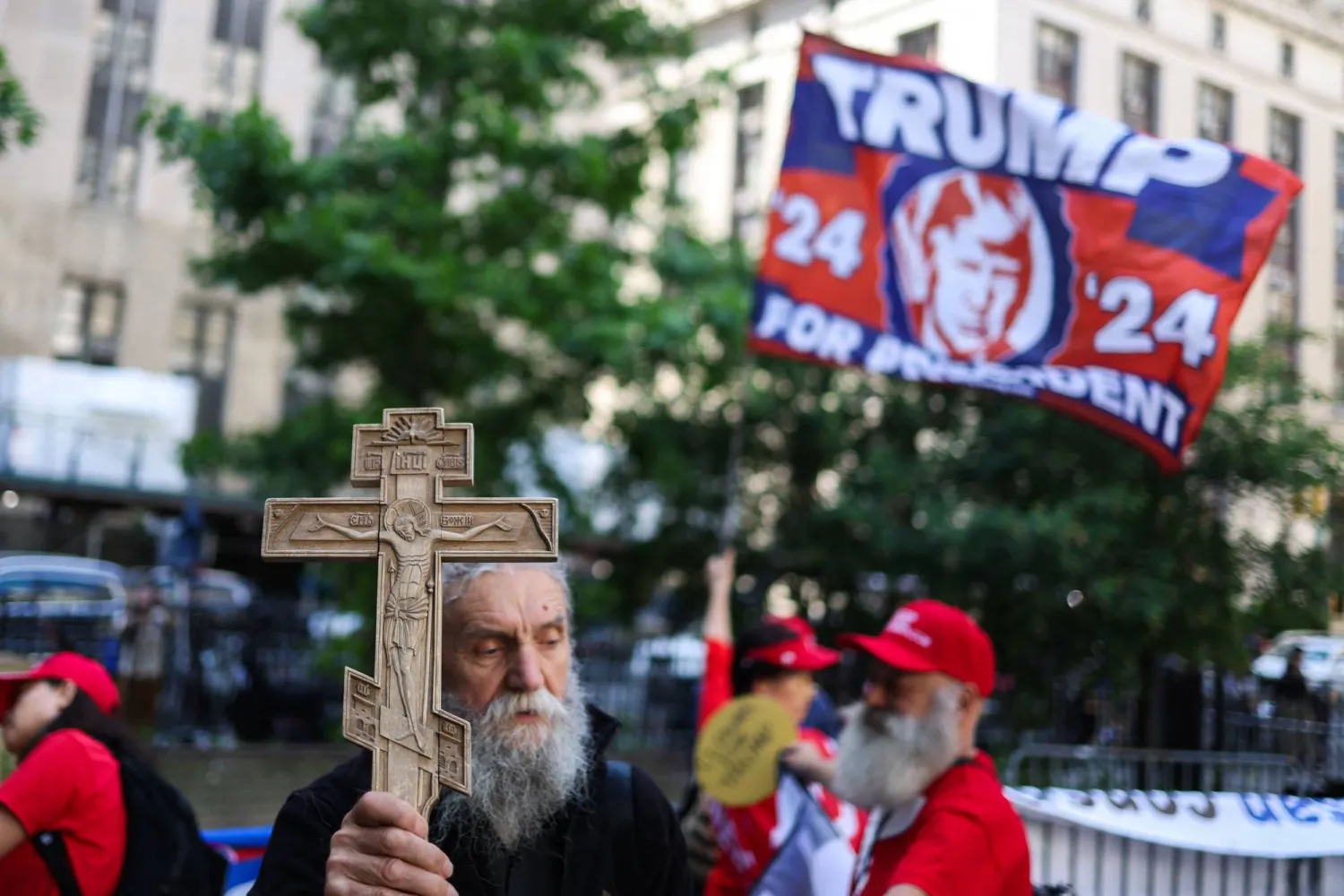 مؤيدون لترمب خارج مبنى محكمة مانهاتن بنيويورك الثلاثاء (أ.ف.ب)