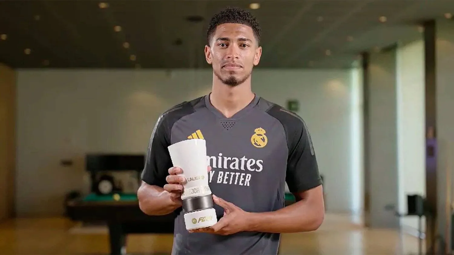 بلينغهام مع جائزة أفضل لاعب في الدوري الإسباني (نادي ريال مدريد)