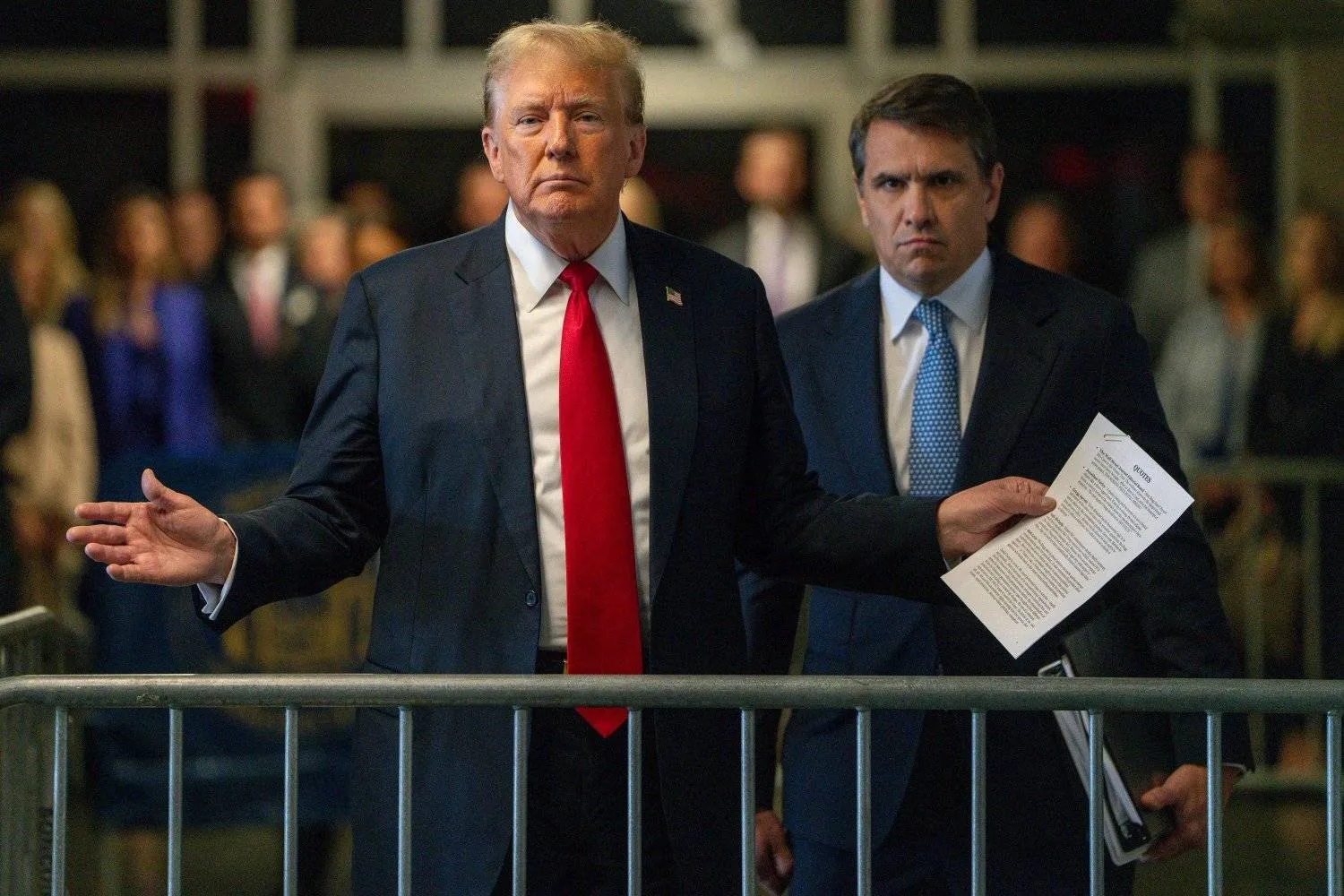 الرئيس الأميركي السابق دونالد ترمب يتحدث مع وسائل الإعلام وبجانبه وكيل الدفاع عنه المحامي تود بلانش (أ.ف.ب)