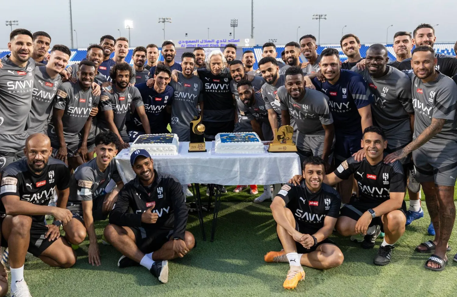 لاعبو الهلال يحتفلون بأفضلية مدربهم خيسوس وحارس الفريق برونو (الشرق الأوسط)