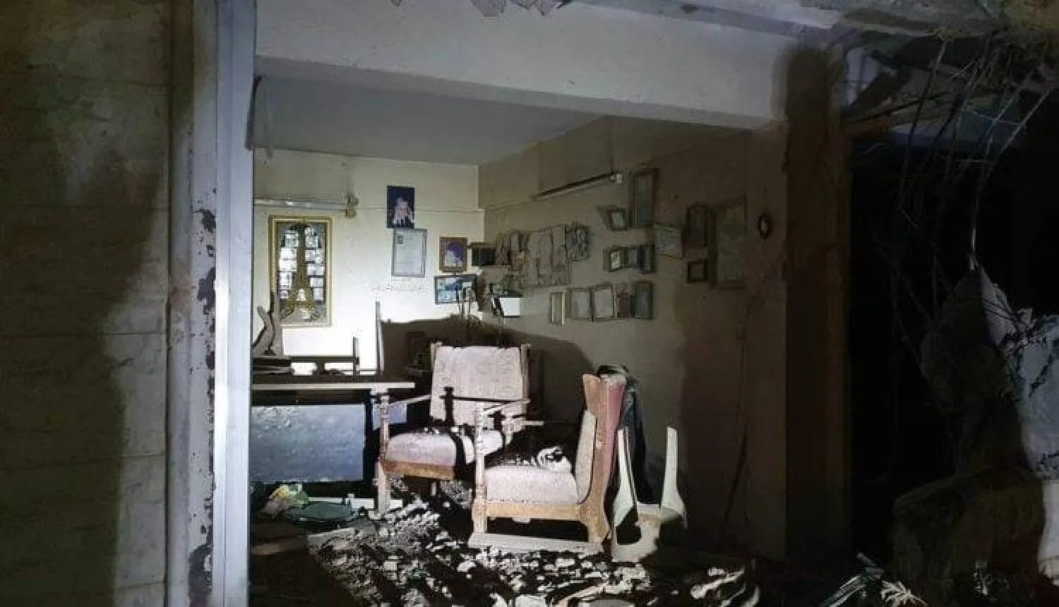 Bir İsrail füzesi Suriye'nin sahil kasabası Baniyas'ta bir eve isabet etti. (Suriye İnsan Hakları Gözlemevi)