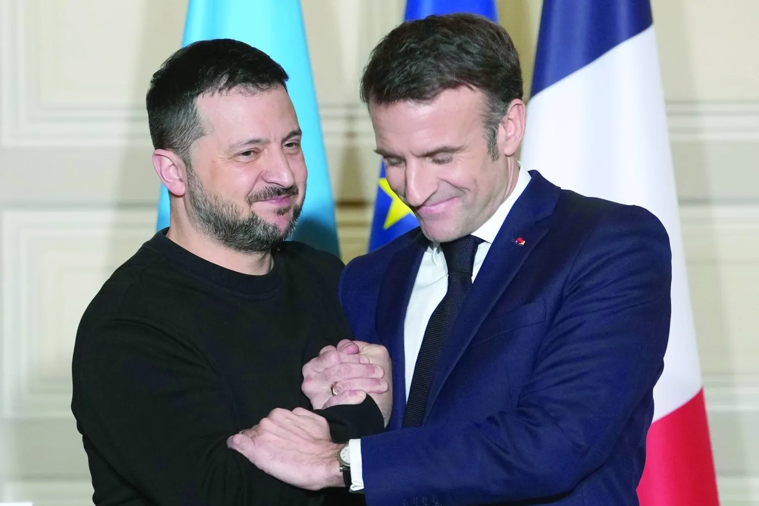الرئيسان الفرنسي والأوكراني بمناسبة التوقيع على الاتفاقية الأمنية بين بلديهما (أ.ب)