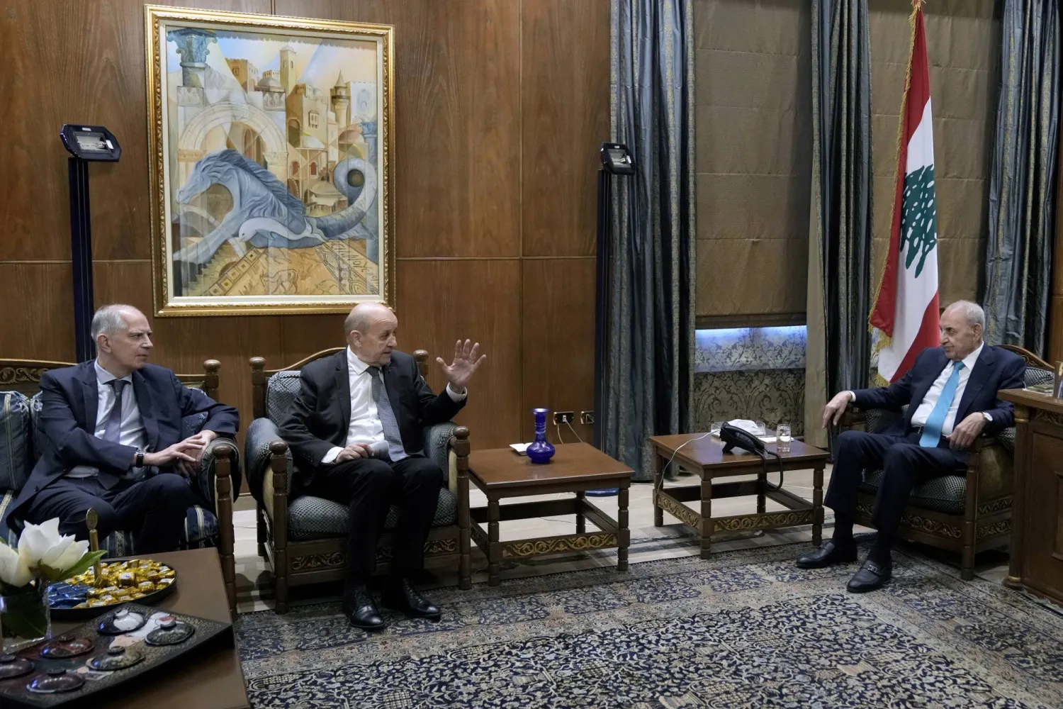 الموفد الرئاسي الفرنسي جان إيف لودريان مجتمعاً خلال زيارته الأخيرة إلى لبنان مع رئيس مجلس النواب نبيه بري بحضور سفير بلاده في بيروت هيرفيه ماغرو (أ.ب)