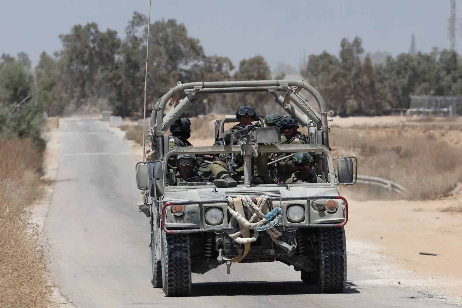 جنود إسرائيليون في عربة على حدود قطاع غزة (إ.ب.أ)