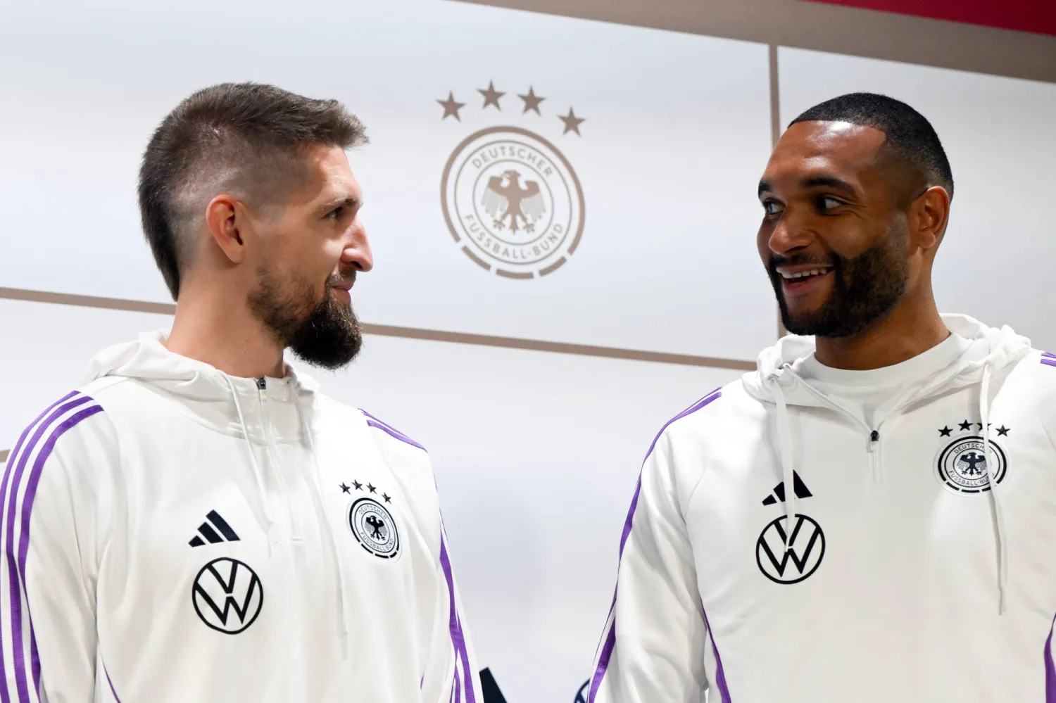 جوناثان تاه وروبرت أندريخ خلال المؤتمر الصحافي (د.ب.أ)