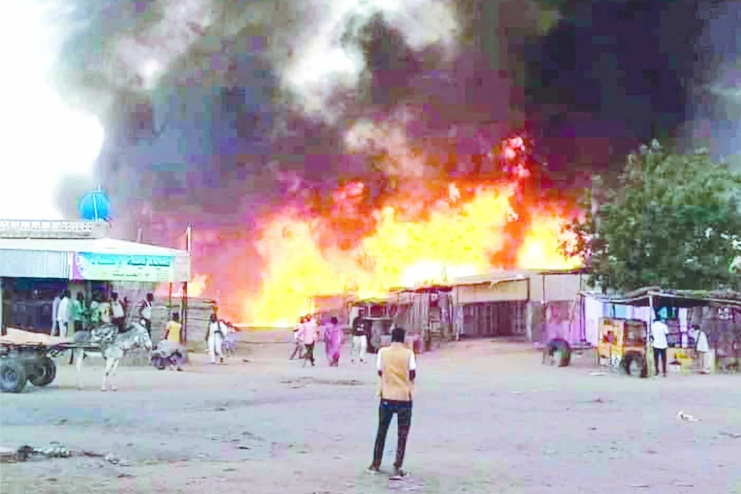 النيران تلتهم سوقاً في الفاشر نتيجة معارك سابقة (أ.ف.ب)