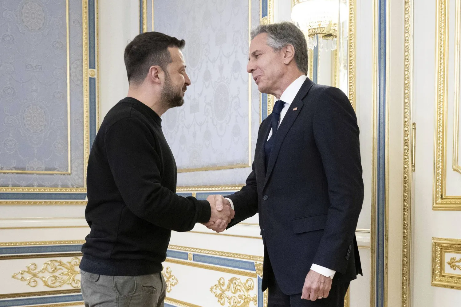 الرئيس الأوكراني فولوديمير زيلينسكي يرحّب بوزير الخارجية الأميركي أنتوني بلينكن في كييف قبل أسبوع (أ.ب)