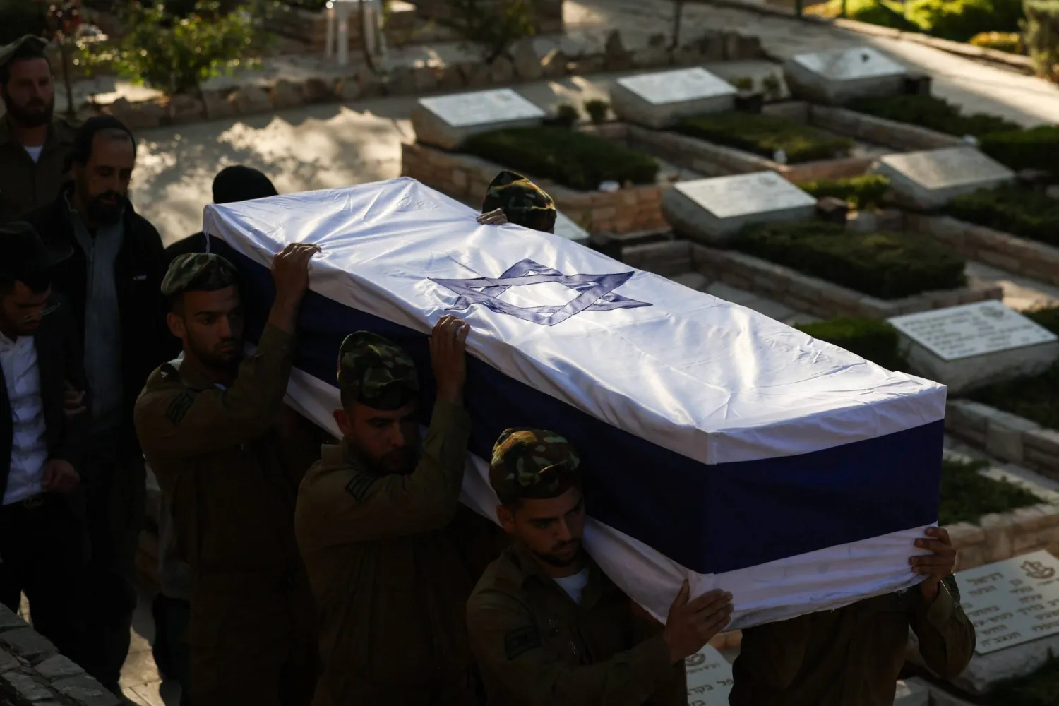  Soldiers carry the coffin of Israeli soldier Staff Sergeant Eliya Hilel at his funeral, amid the ongoing conflict in Gaza between Israel and the Palestinian group Hamas, at Mount Herzl military cemetery in Jerusalem, May 30, 2024. REUTERS/Ronen Zvulun