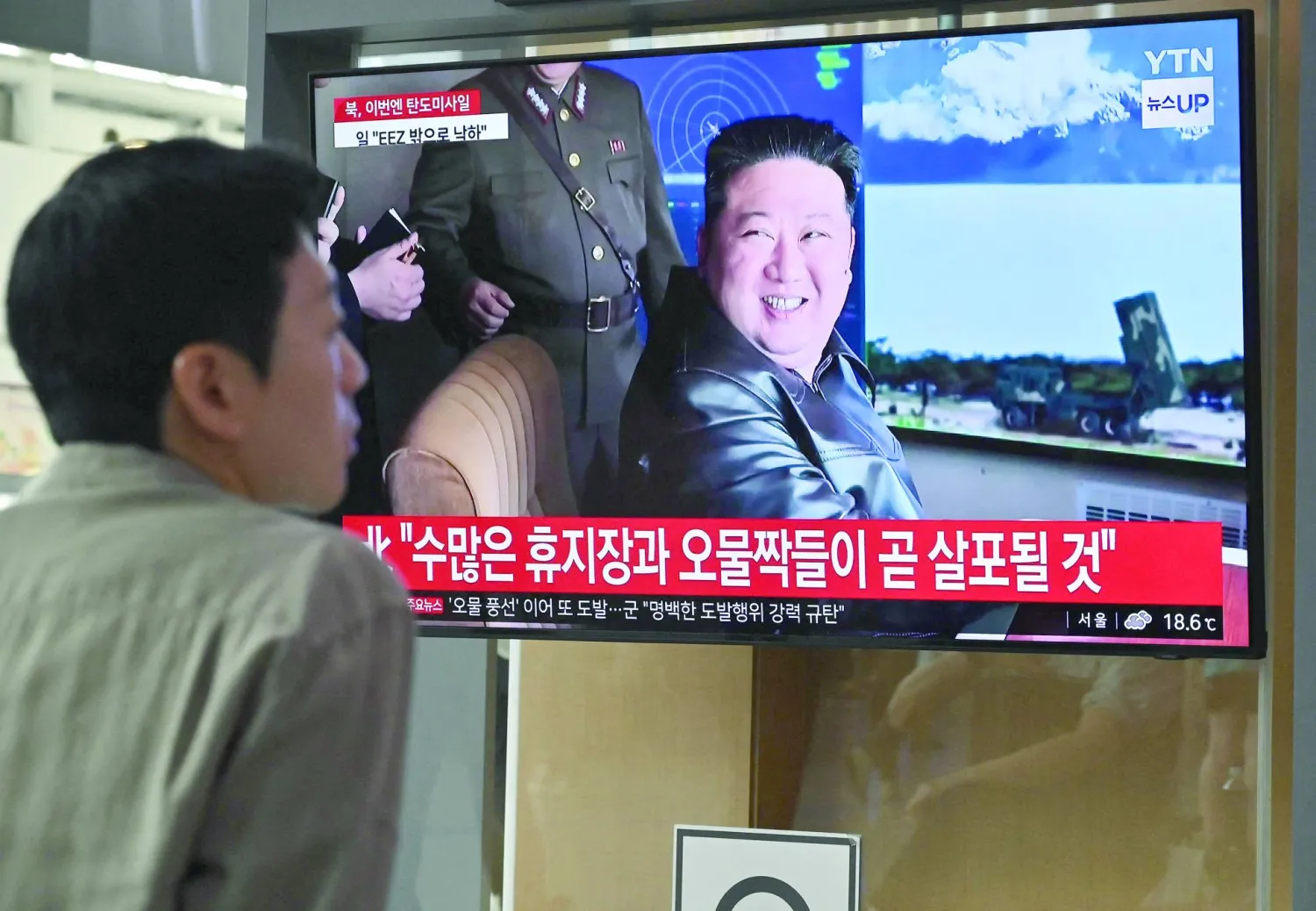 A man watches a television screen showing a news broadcast with a photo of North Korea痴 leader Kim Jong Un, at a train station in Seoul on May 30, 2024. (Photo by Jung Yeon-je / AFP)