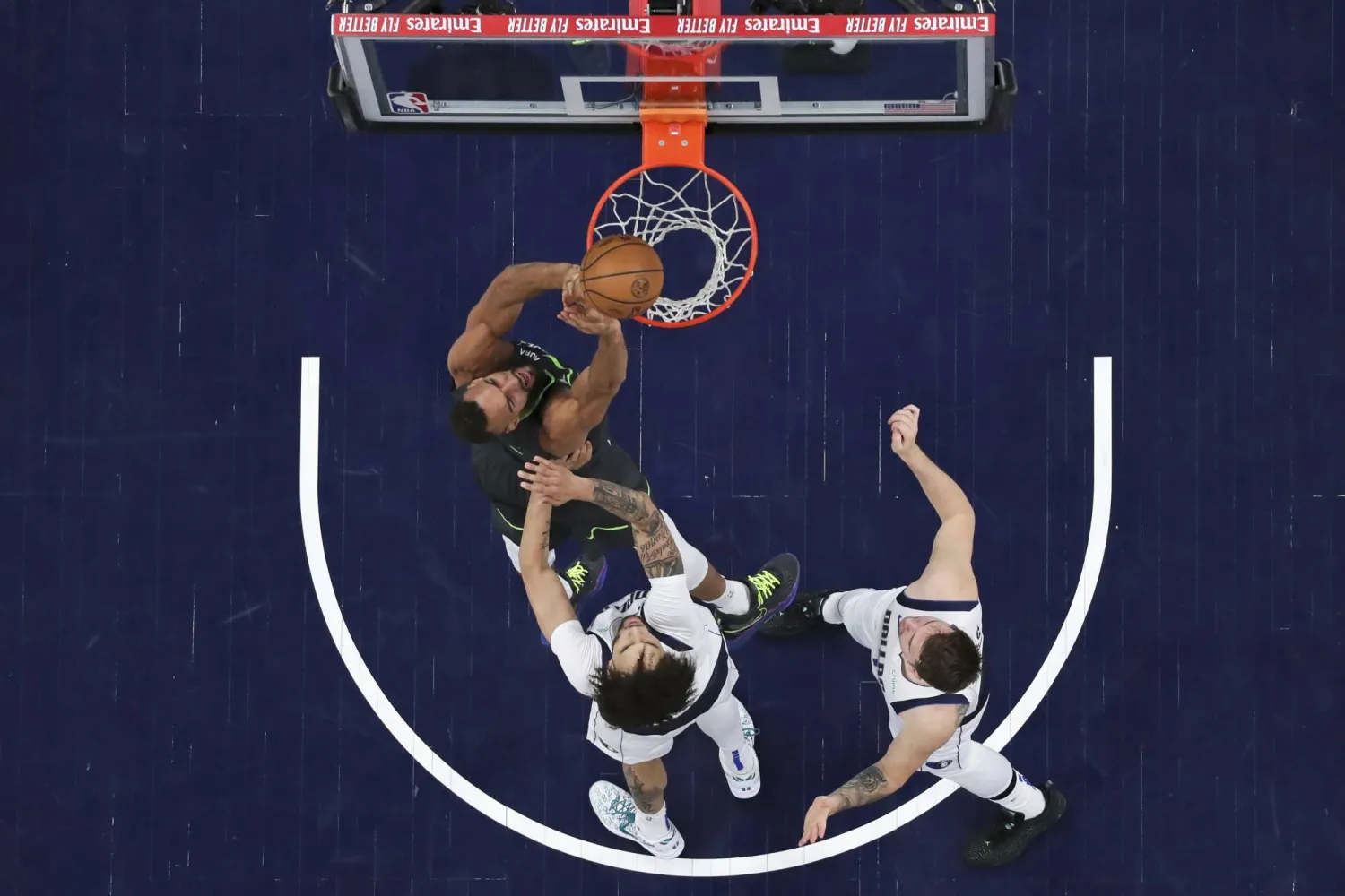 عاد دالاس مافريكس ببطاقة تأهله إلى نهائي دوري كرة السلة الأميركي (أ.ب)