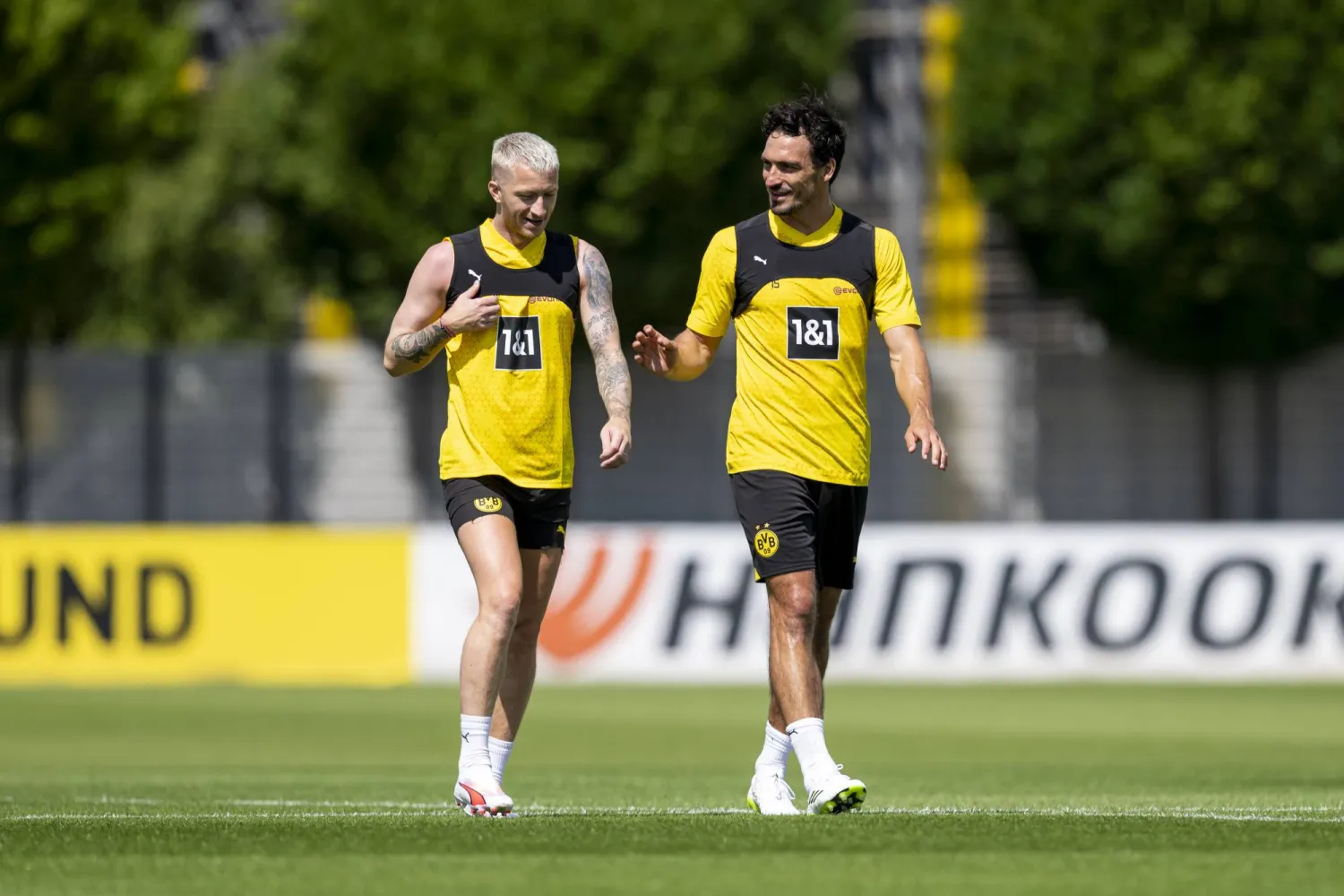 ماتس هوملز وماركو رويس أمل دورتموند في مباراة السبت (غيتي)