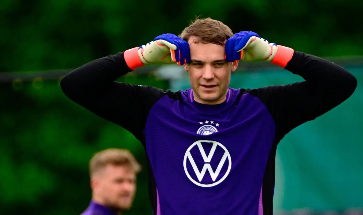 مانويل نوير جاهز لحراسة عرين «المانشافت» (أ.ف.ب)