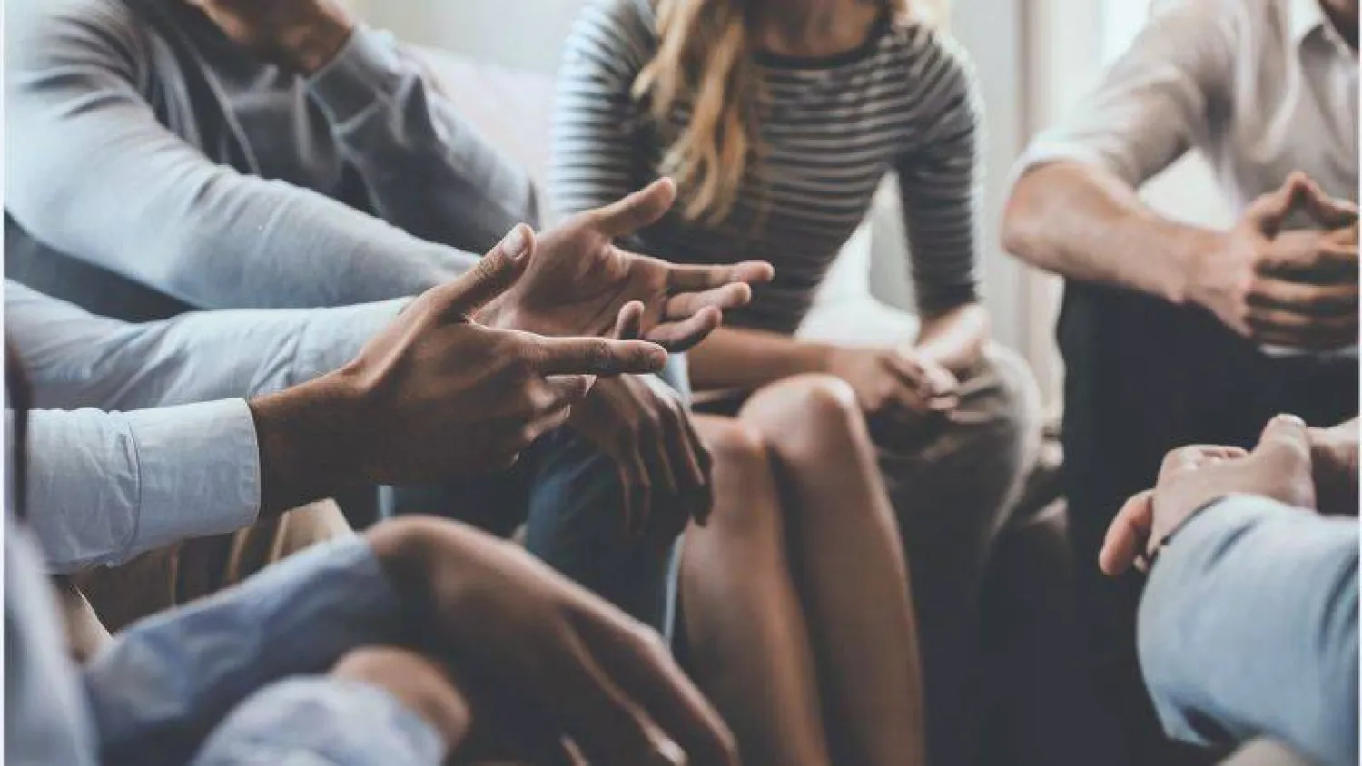 كيف ينبغي أن نتصرف لنكون محبوبين (رويترز)