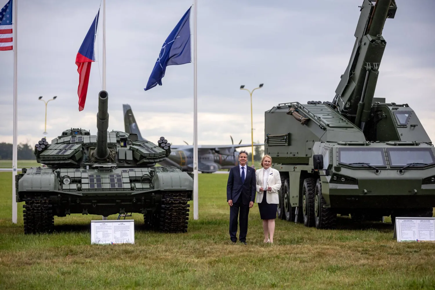 بلينكن مع وزيرة دفاع جمهورية التشيك يانا كورنوتشوفا في براغ (رويترز)