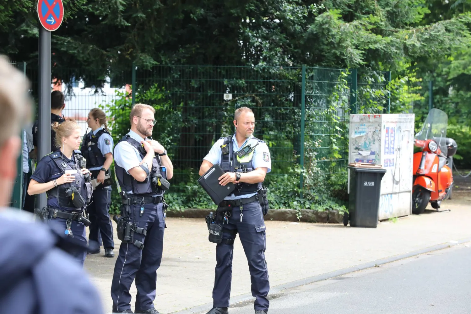 قوة من الشرطة خلف شريط حاجز في أثناء عملية في أحد شوارع كولونيا بعد أن أصيبت امرأة تحمل سكيناً بأسلحة نارية للشرطة الجمعة (د.ب.أ)