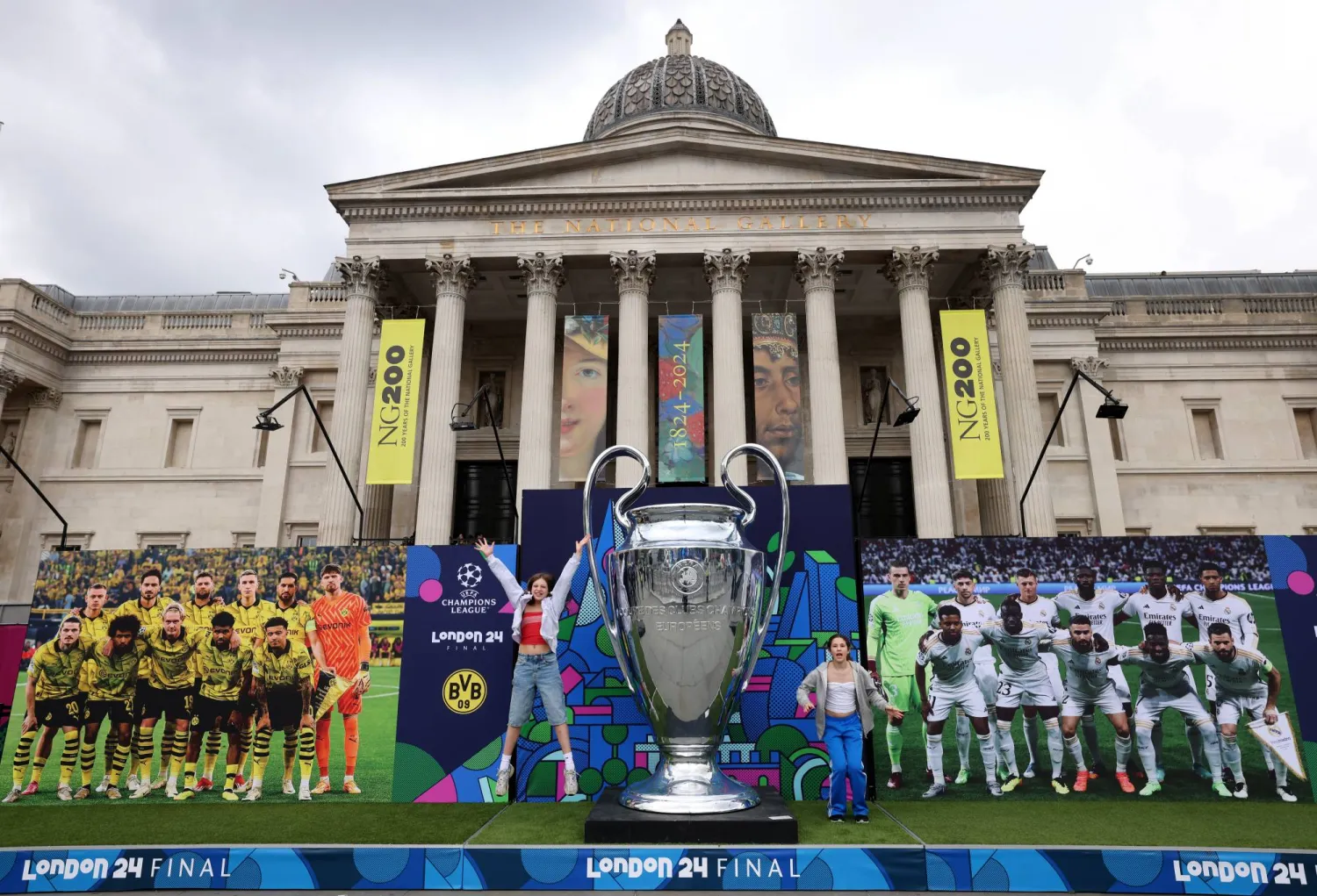 جماهير «الساحرة المستديرة» ونُسخة طِبق الأصل من كأس بطولة دوري الأبطال بساحة الطرف الأغر (ميدان ترافالغار) أشهر ميادين لندن (إ.ب.أ)