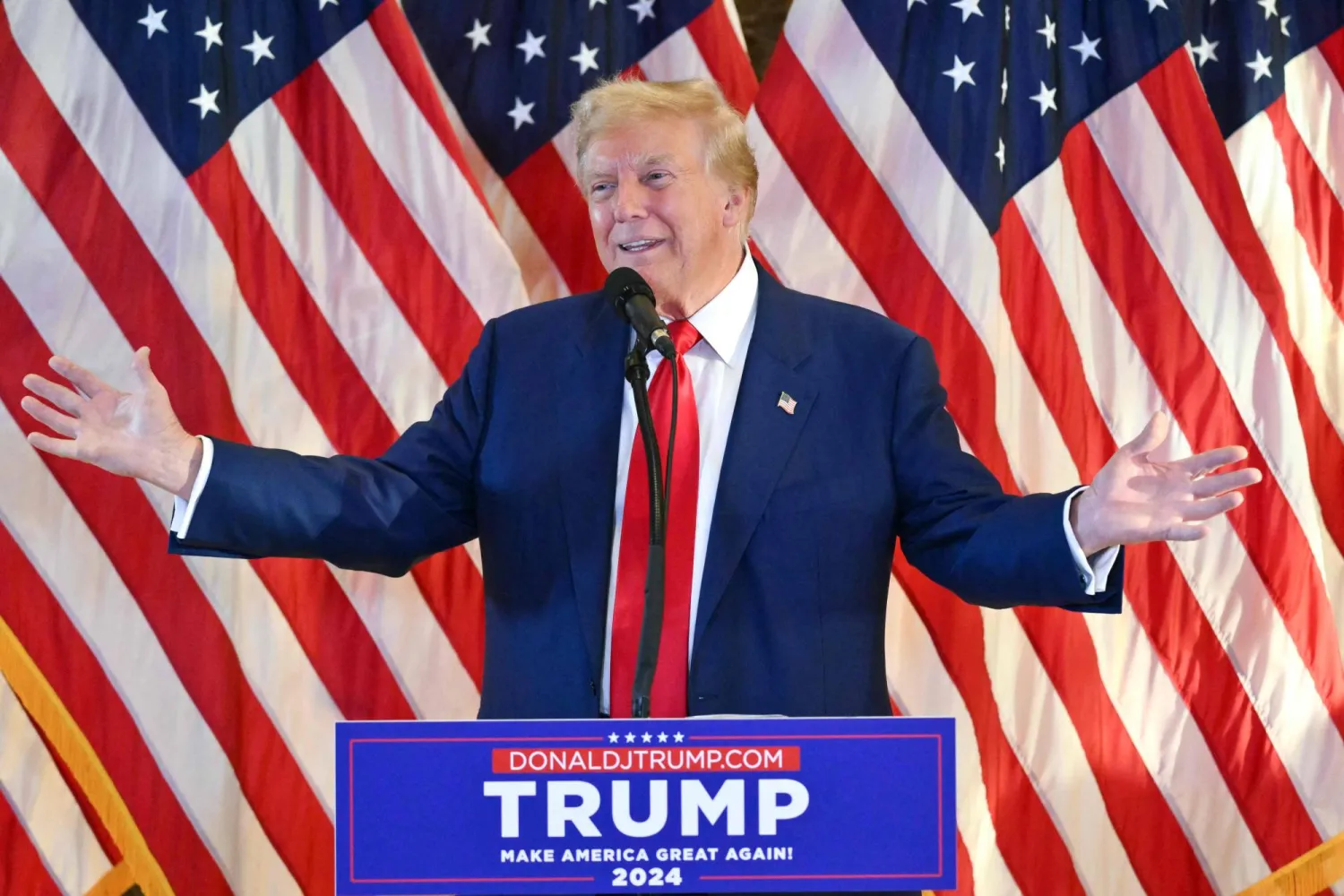 دونالد ترمب يتحدث في مؤتمر صحافي  بنيويورك أمس غداة إدانته في قضية "أموال الصمت" (أ.ف.ب)