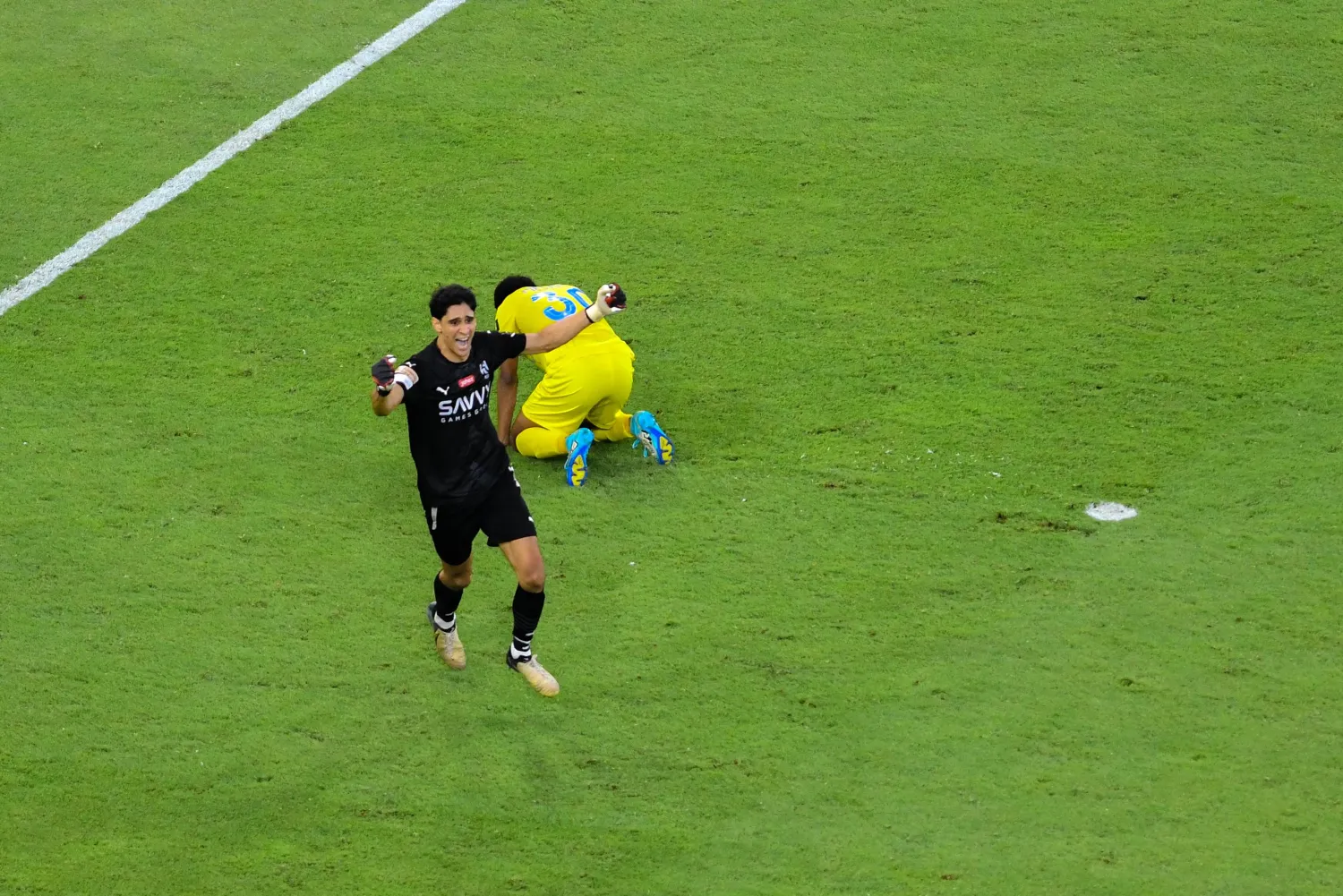 ياسين بونو يحتفل بعد نهاية ركلات الترجيح (الشرق الأوسط) 